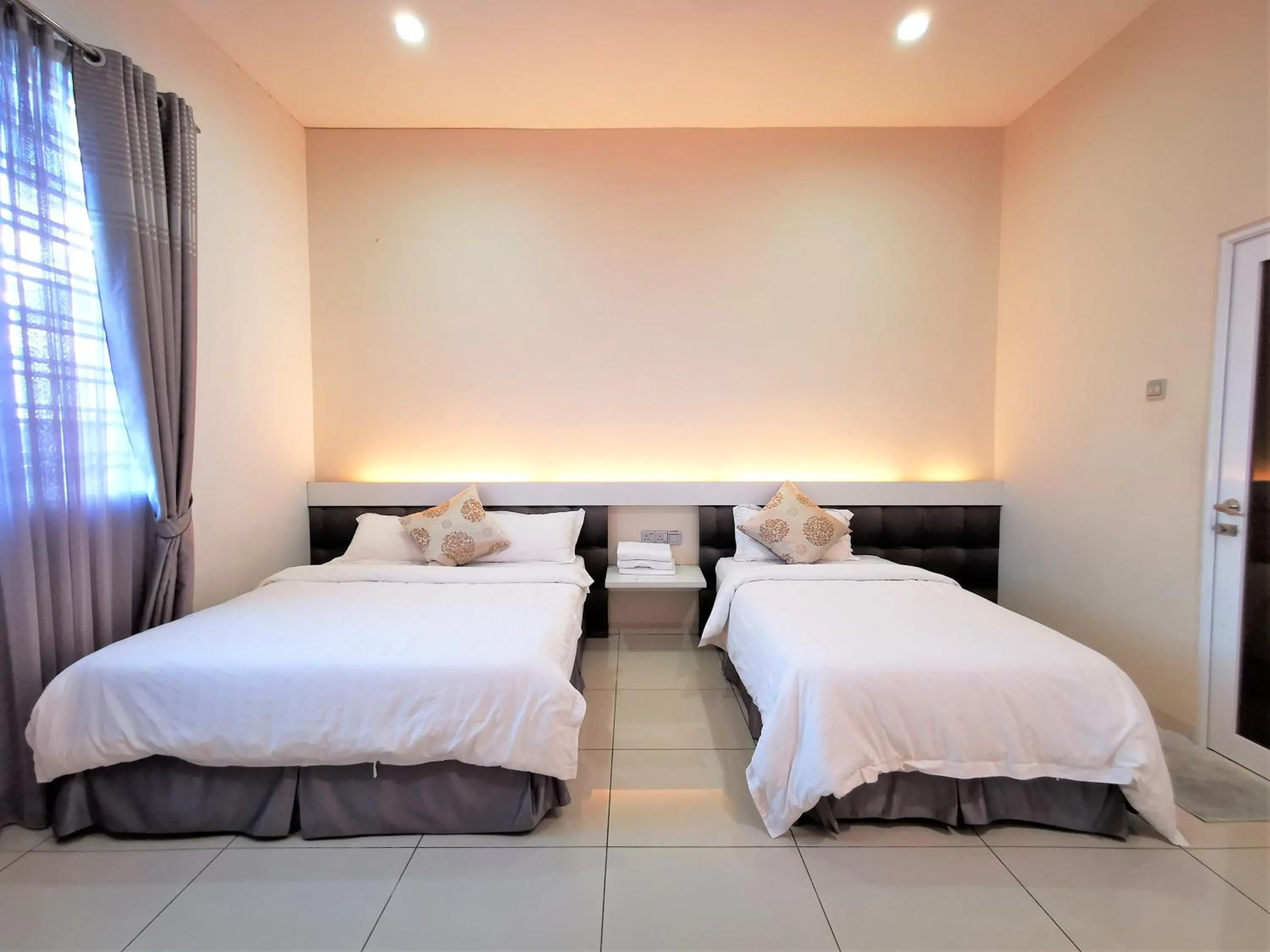 Photo of the whole room, Bed in Warni Villa 13 Whole Or Room