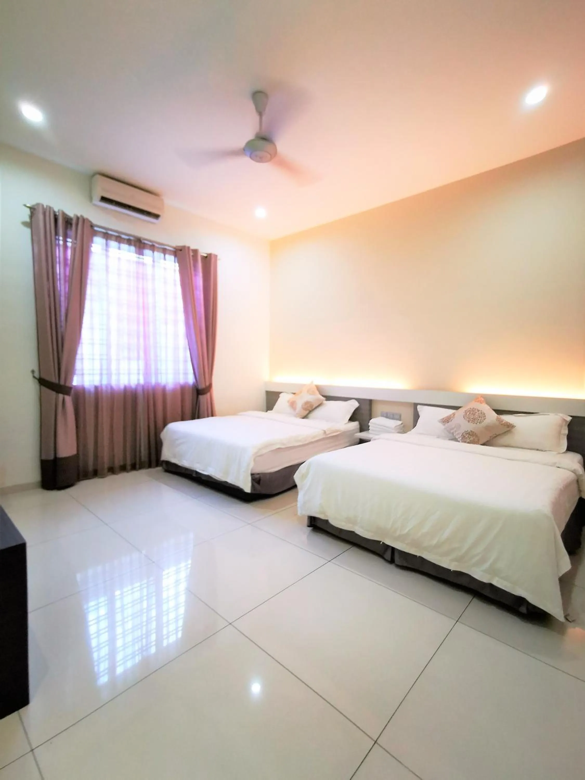 Photo of the whole room, Bed in Warni Villa 13 Whole Or Room