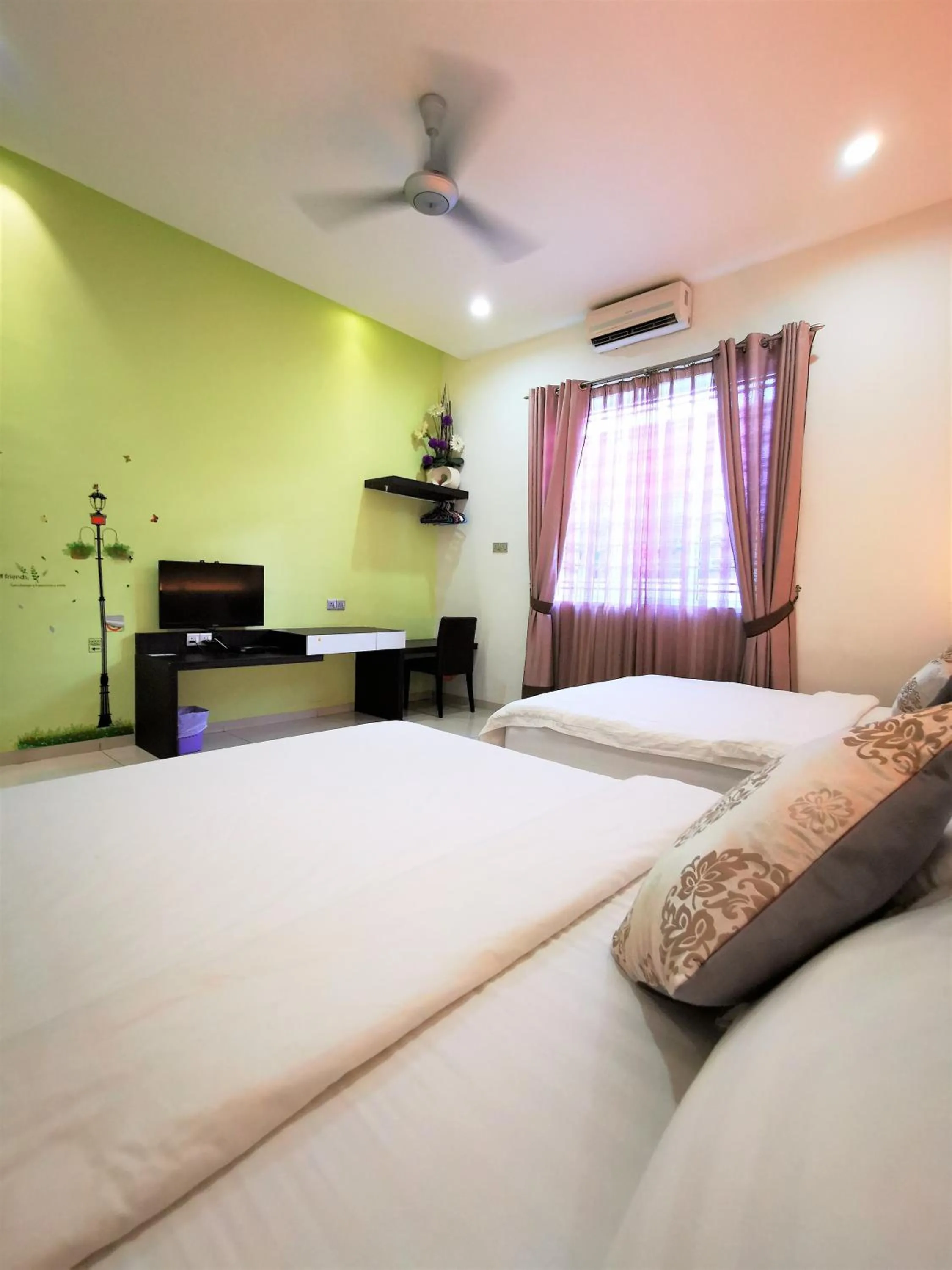 Photo of the whole room, Bed in Warni Villa 13 Whole Or Room