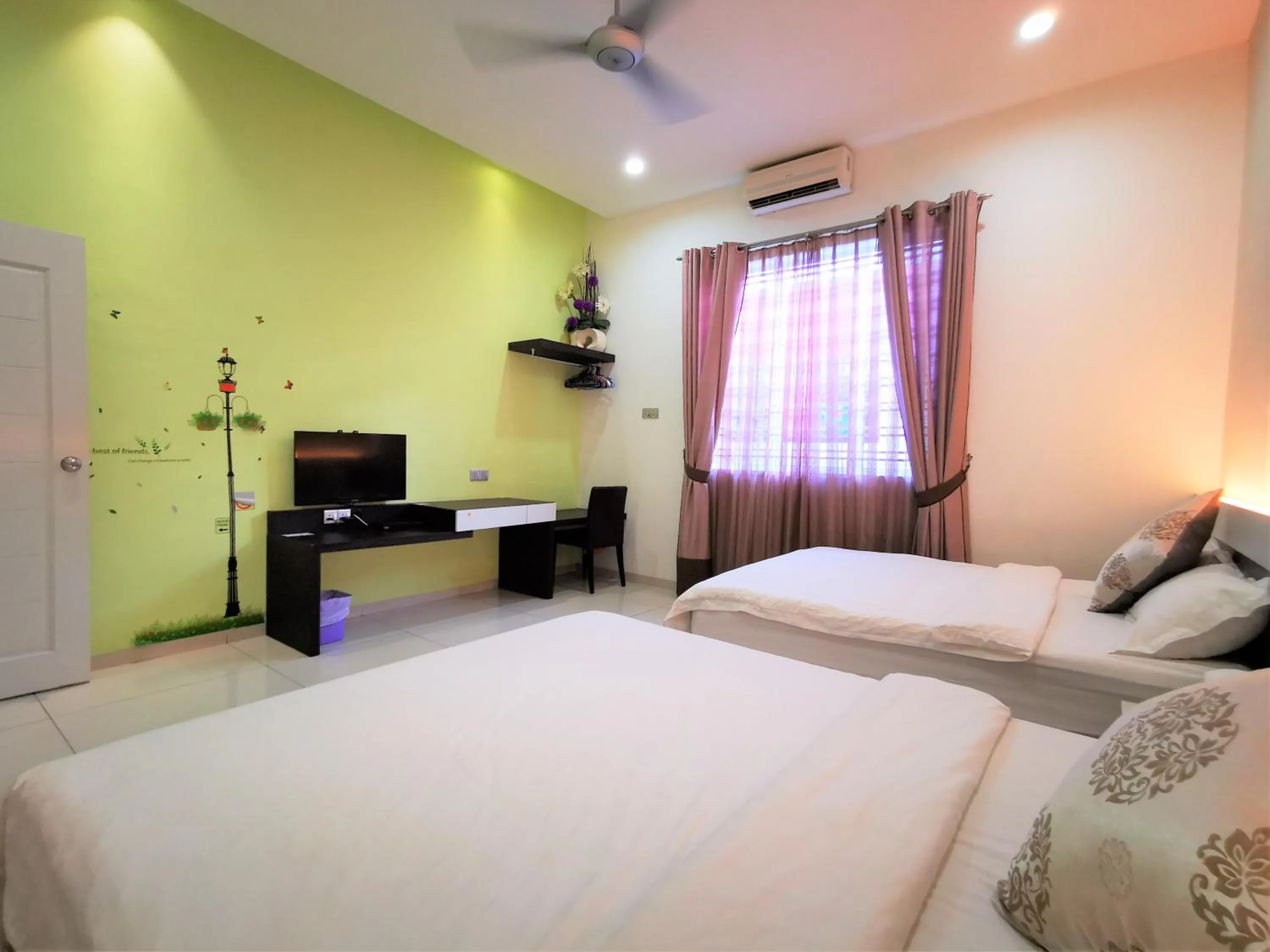 Photo of the whole room, Bed in Warni Villa 13 Whole Or Room