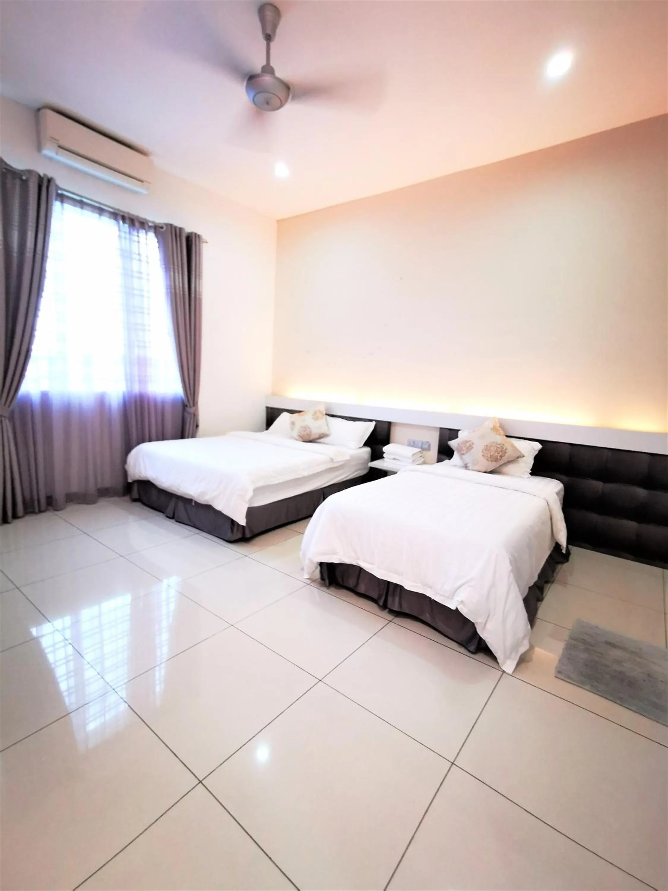 Photo of the whole room, Bed in Warni Villa 13 Whole Or Room