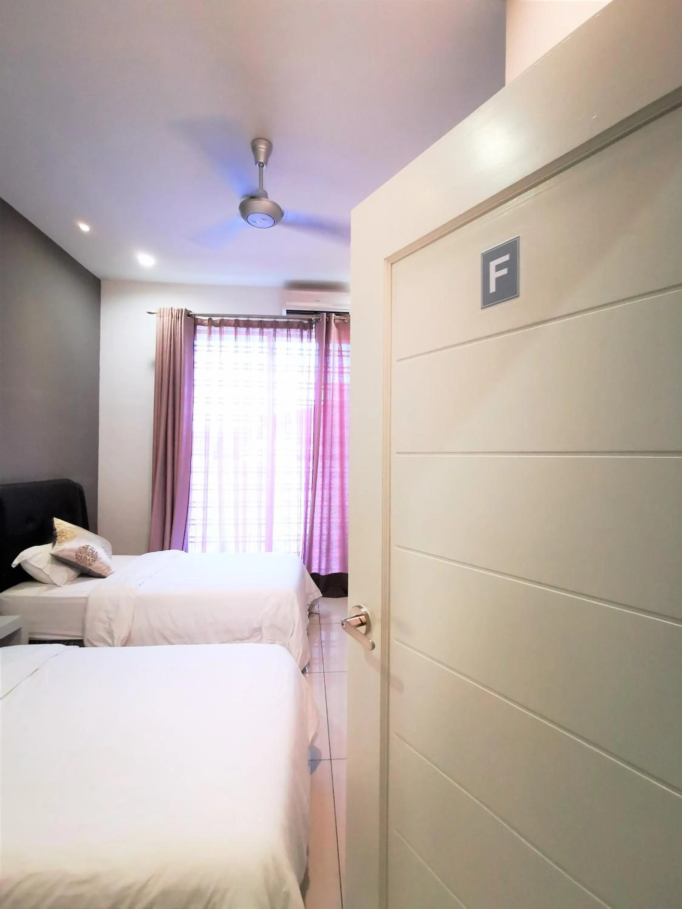 Photo of the whole room, Bed in Warni Villa 13 Whole Or Room