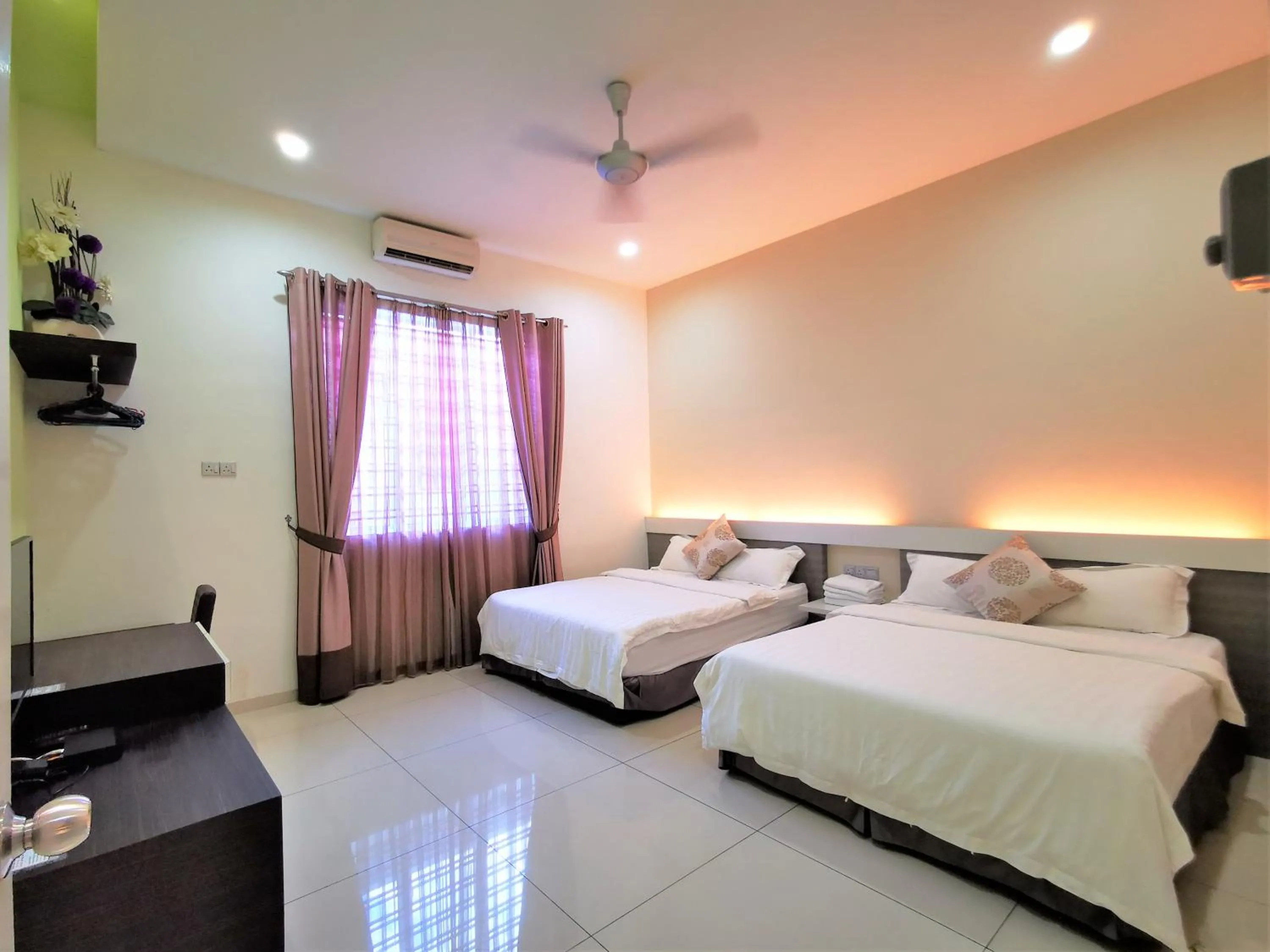Photo of the whole room, Bed in Warni Villa 13 Whole Or Room