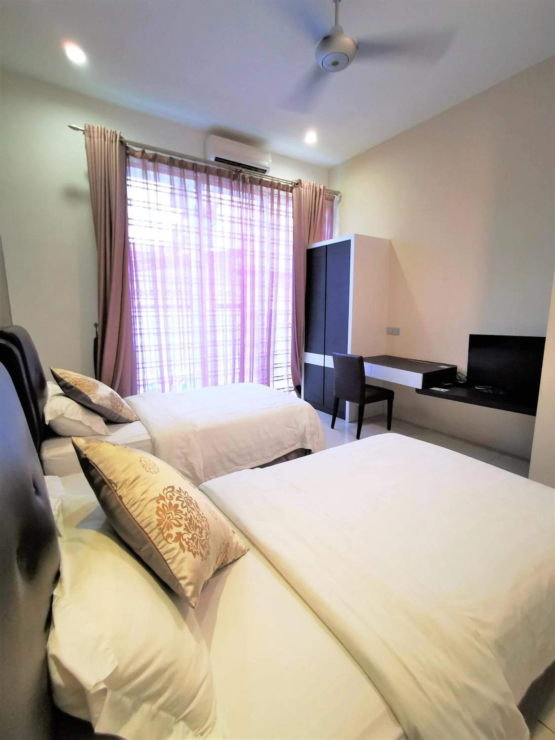 Photo of the whole room, Bed in Warni Villa 13 Whole Or Room