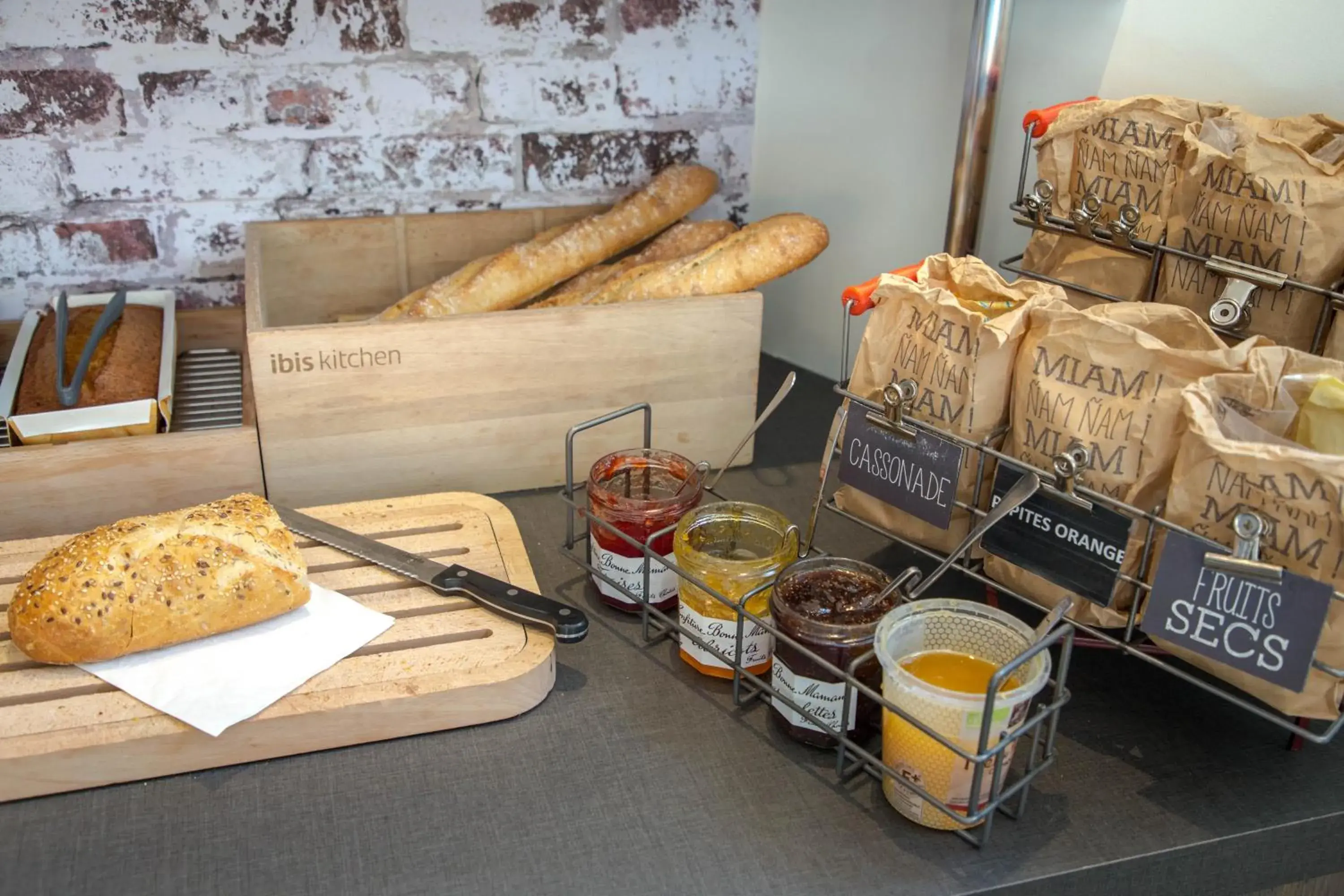 Buffet breakfast in ibis Lyon Sud Vienne Saint-Louis Buffet breakfast in ibis Lyon Sud Vienne Saint-Louis