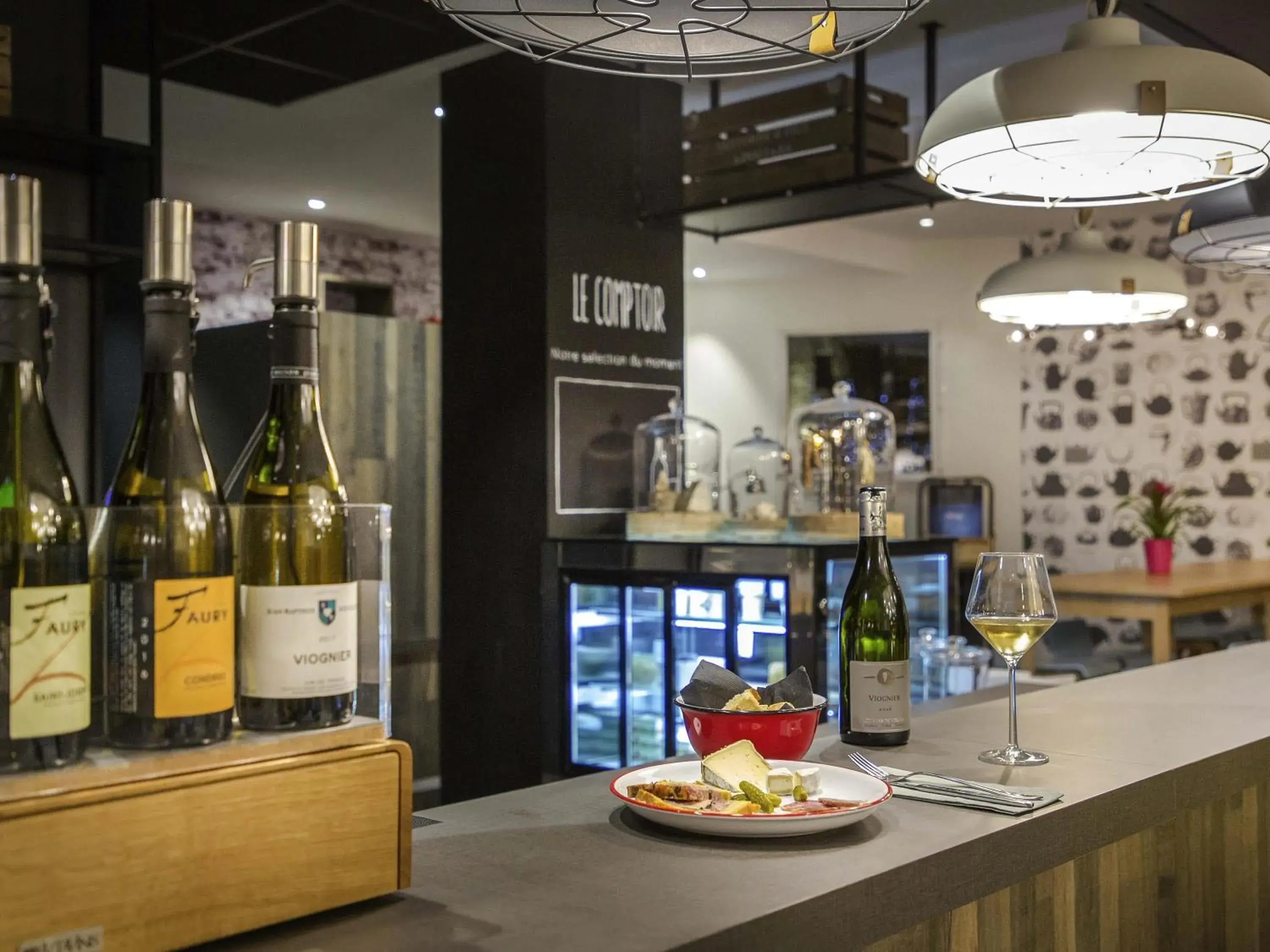 Lounge or bar in ibis Lyon Sud Vienne Saint-Louis Lounge or bar in ibis Lyon Sud Vienne Saint-Louis