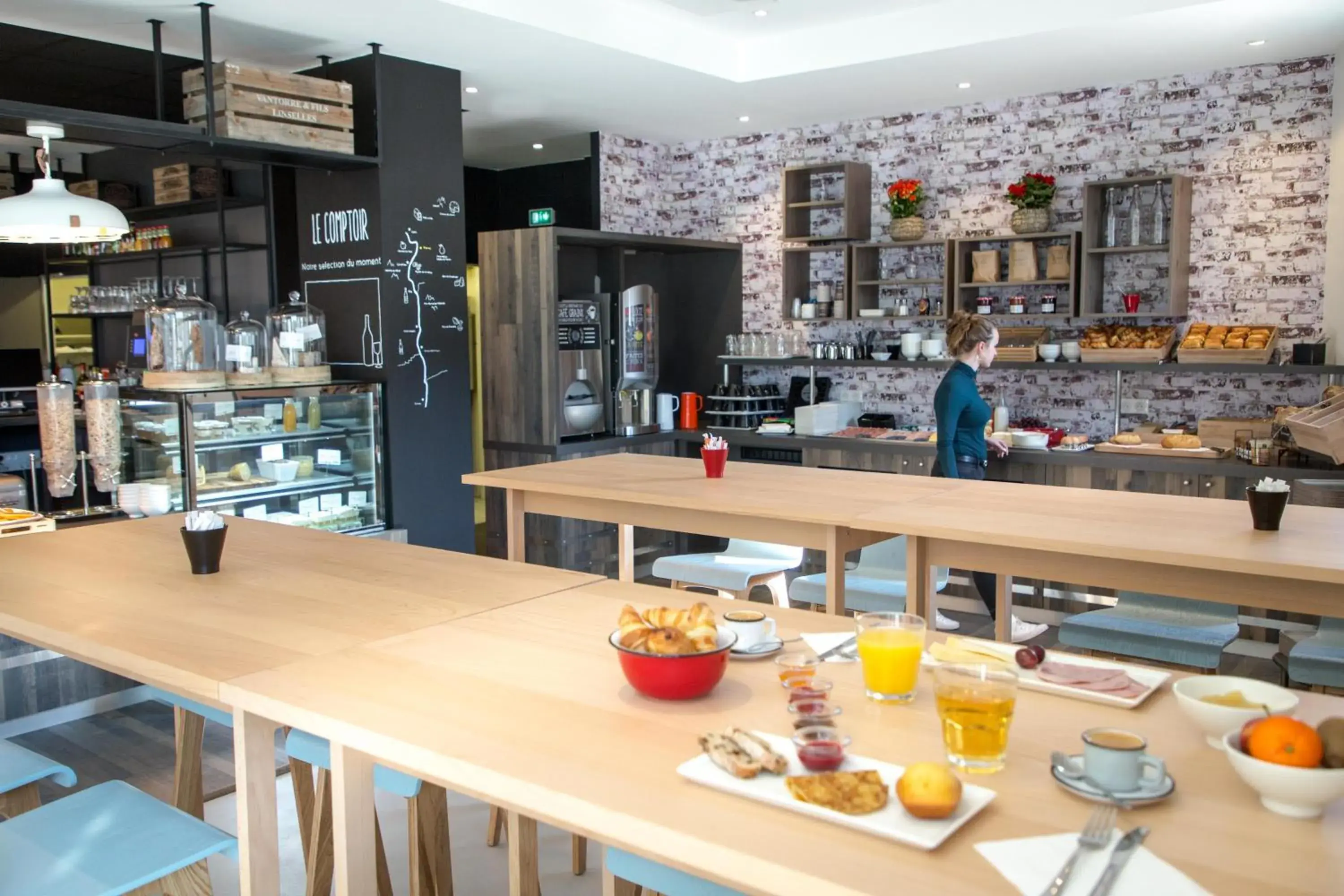Buffet breakfast in ibis Lyon Sud Vienne Saint-Louis Buffet breakfast in ibis Lyon Sud Vienne Saint-Louis