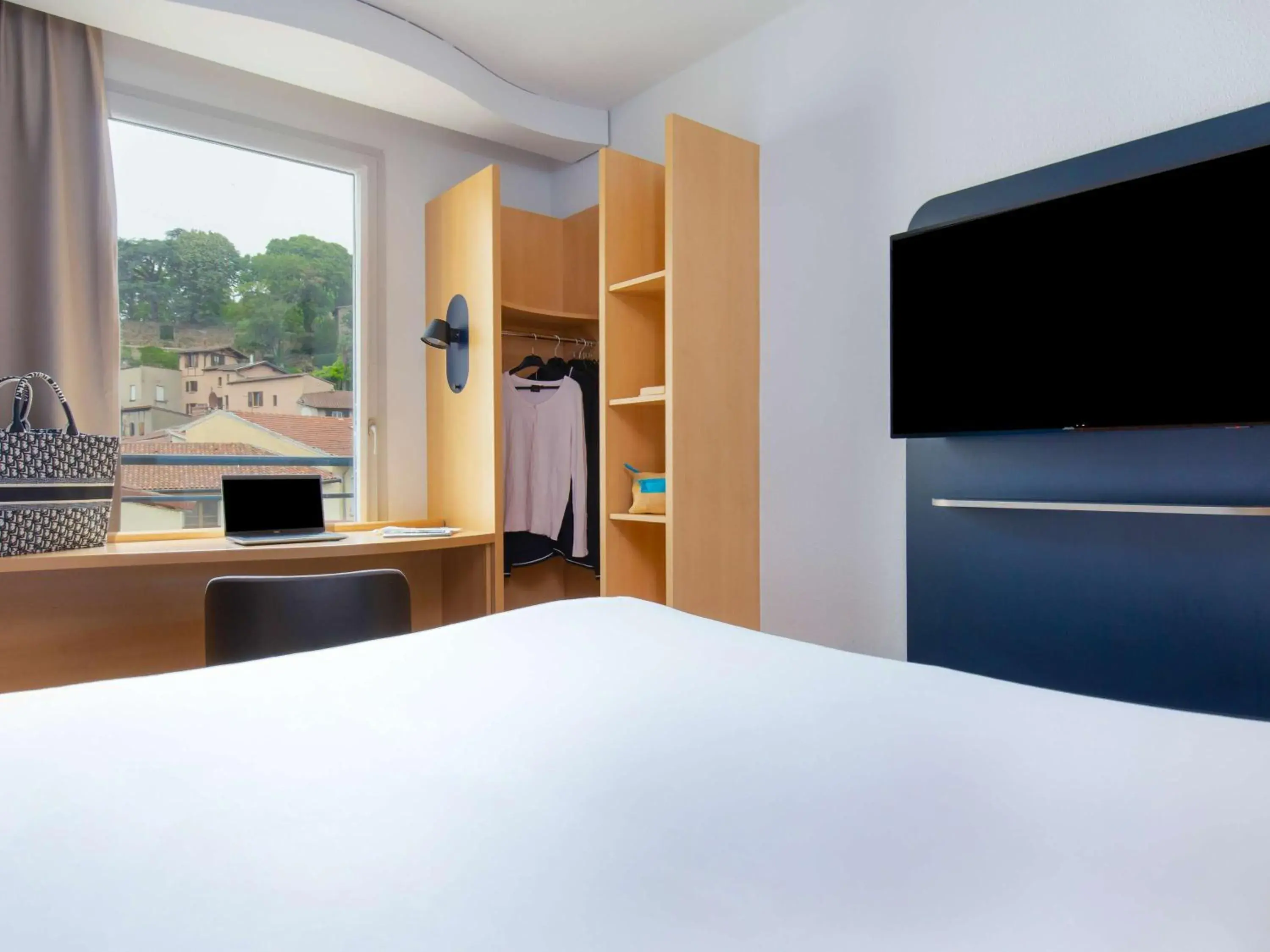 Bedroom, Bed in ibis Lyon Sud Vienne Saint-Louis Bedroom, Bed in ibis Lyon Sud Vienne Saint-Louis
