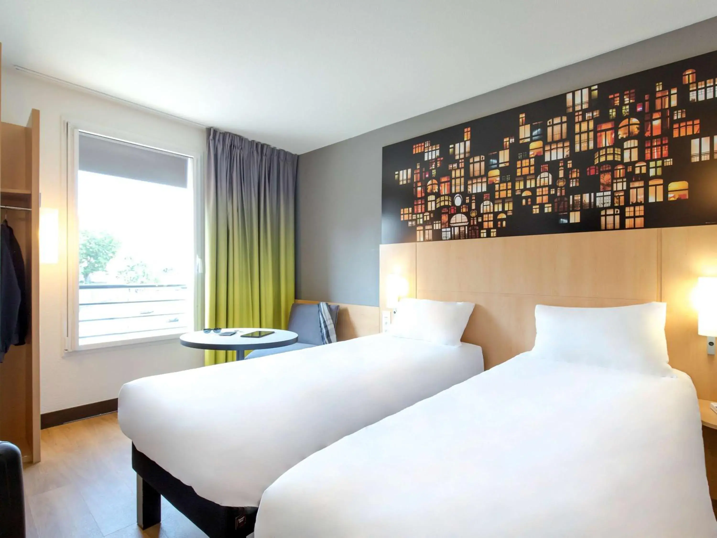 Photo of the whole room, Bed in ibis Lyon Sud Vienne Saint-Louis Photo of the whole room, Bed in ibis Lyon Sud Vienne Saint-Louis