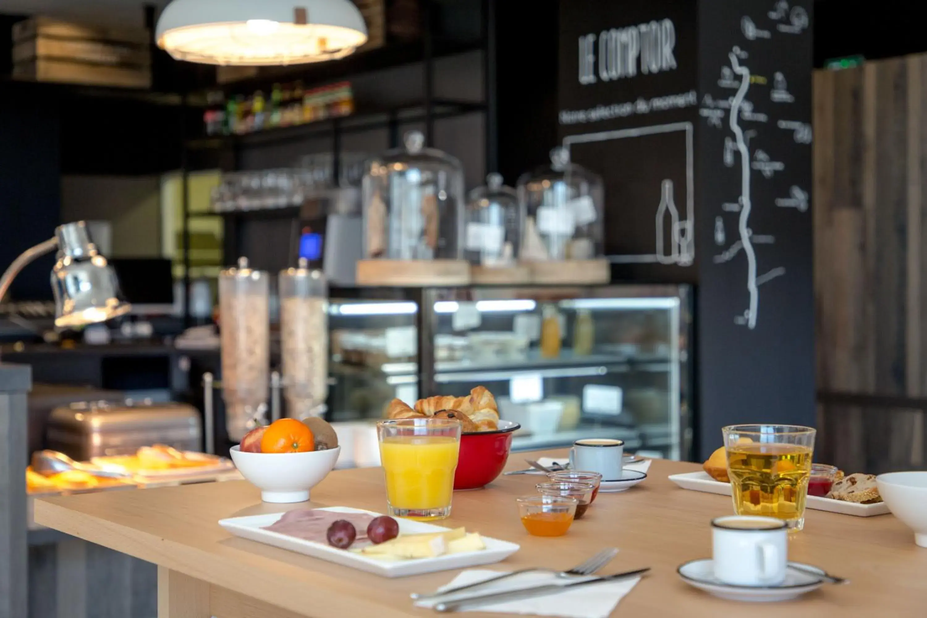 Buffet breakfast in ibis Lyon Sud Vienne Saint-Louis Buffet breakfast in ibis Lyon Sud Vienne Saint-Louis