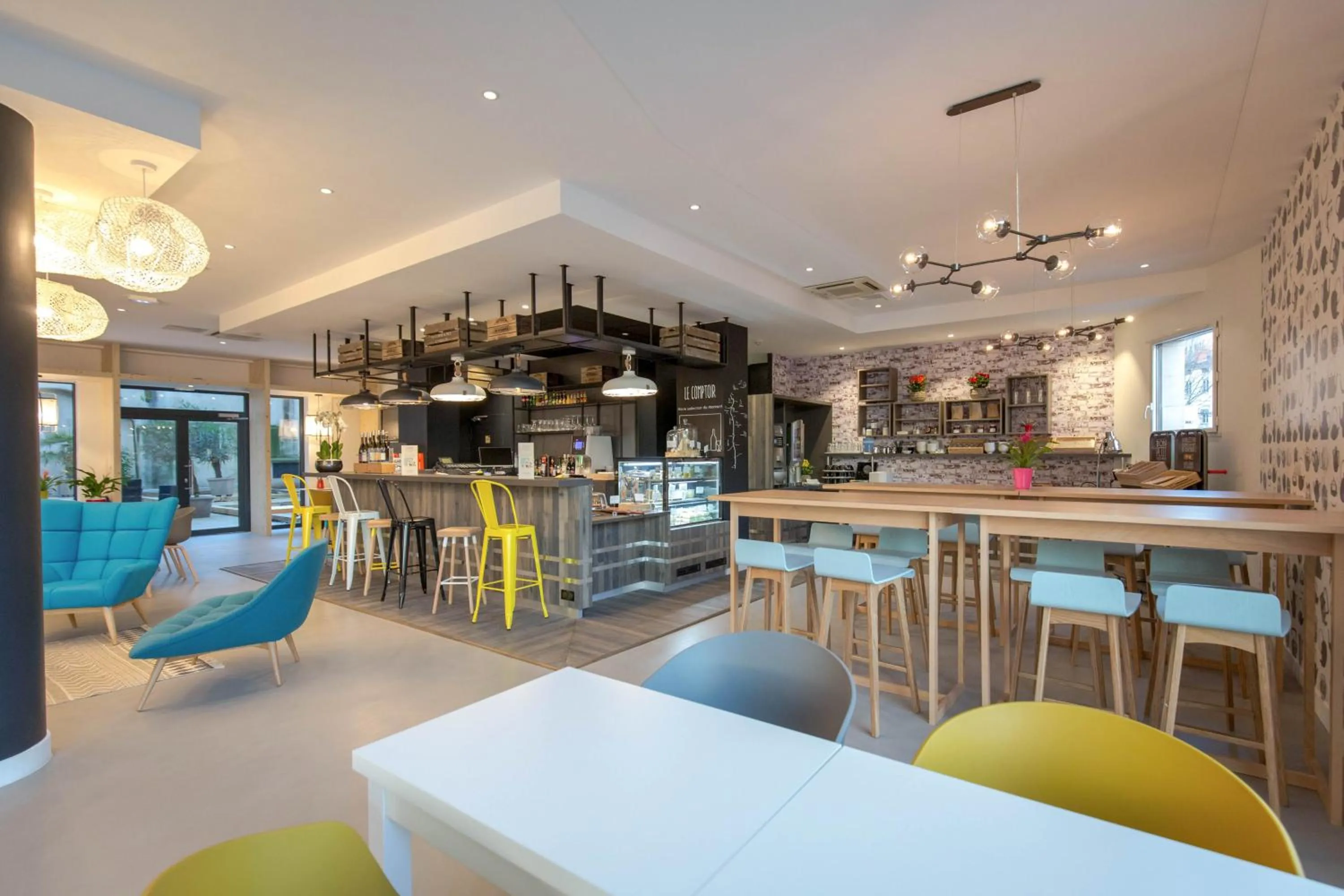 Lounge or bar in ibis Lyon Sud Vienne Saint-Louis