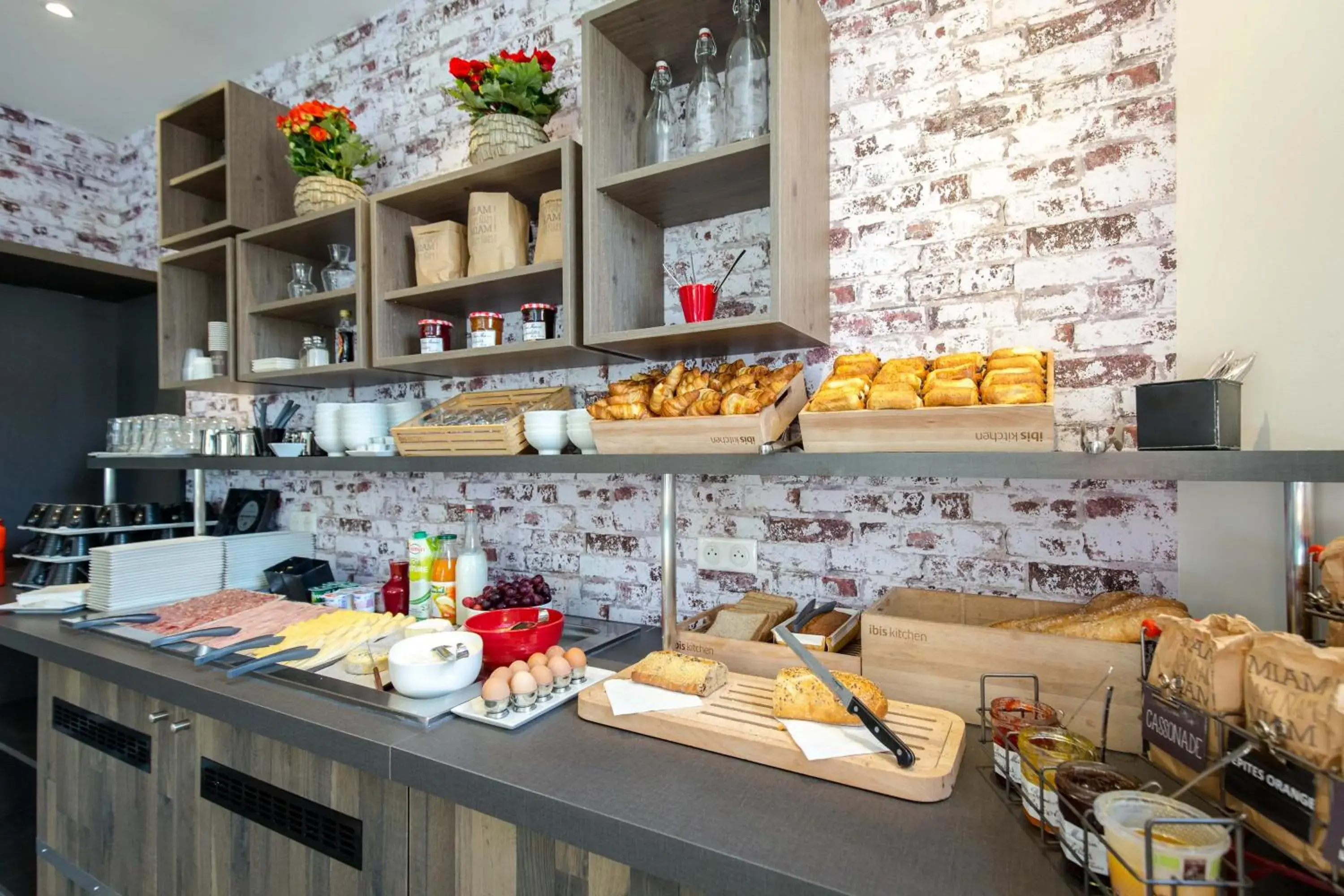 Buffet breakfast in ibis Lyon Sud Vienne Saint-Louis Buffet breakfast in ibis Lyon Sud Vienne Saint-Louis