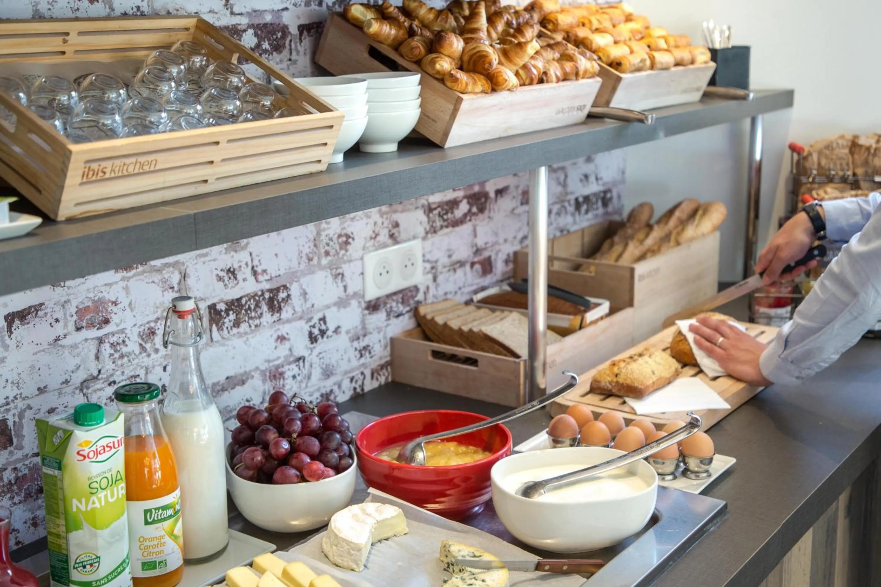 Buffet breakfast in ibis Lyon Sud Vienne Saint-Louis