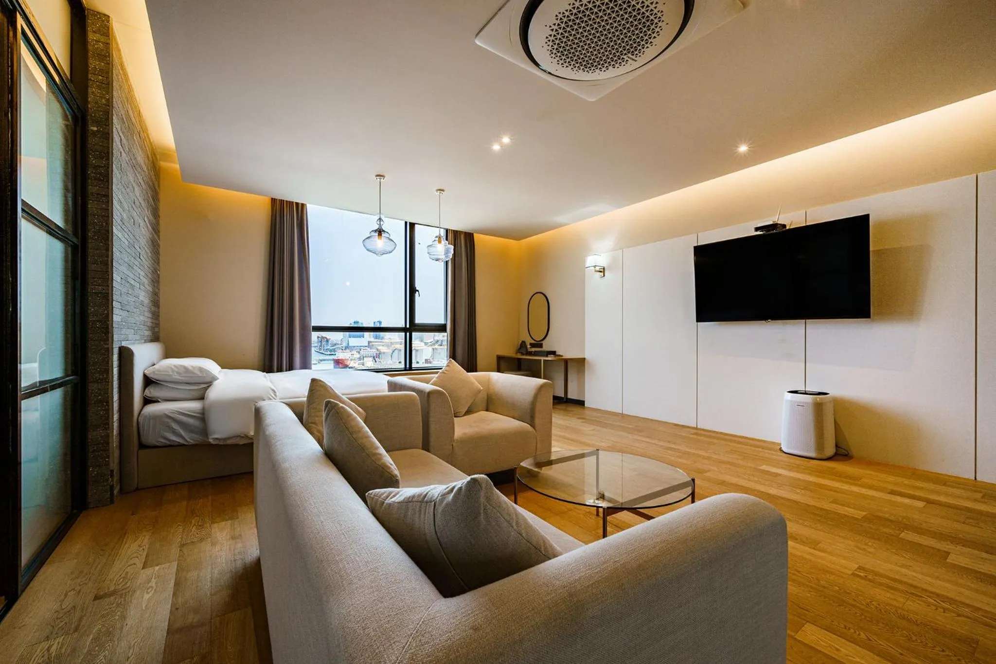 Communal lounge/ TV room in Brown Dot Hotel Ulsan Jangsaengpo