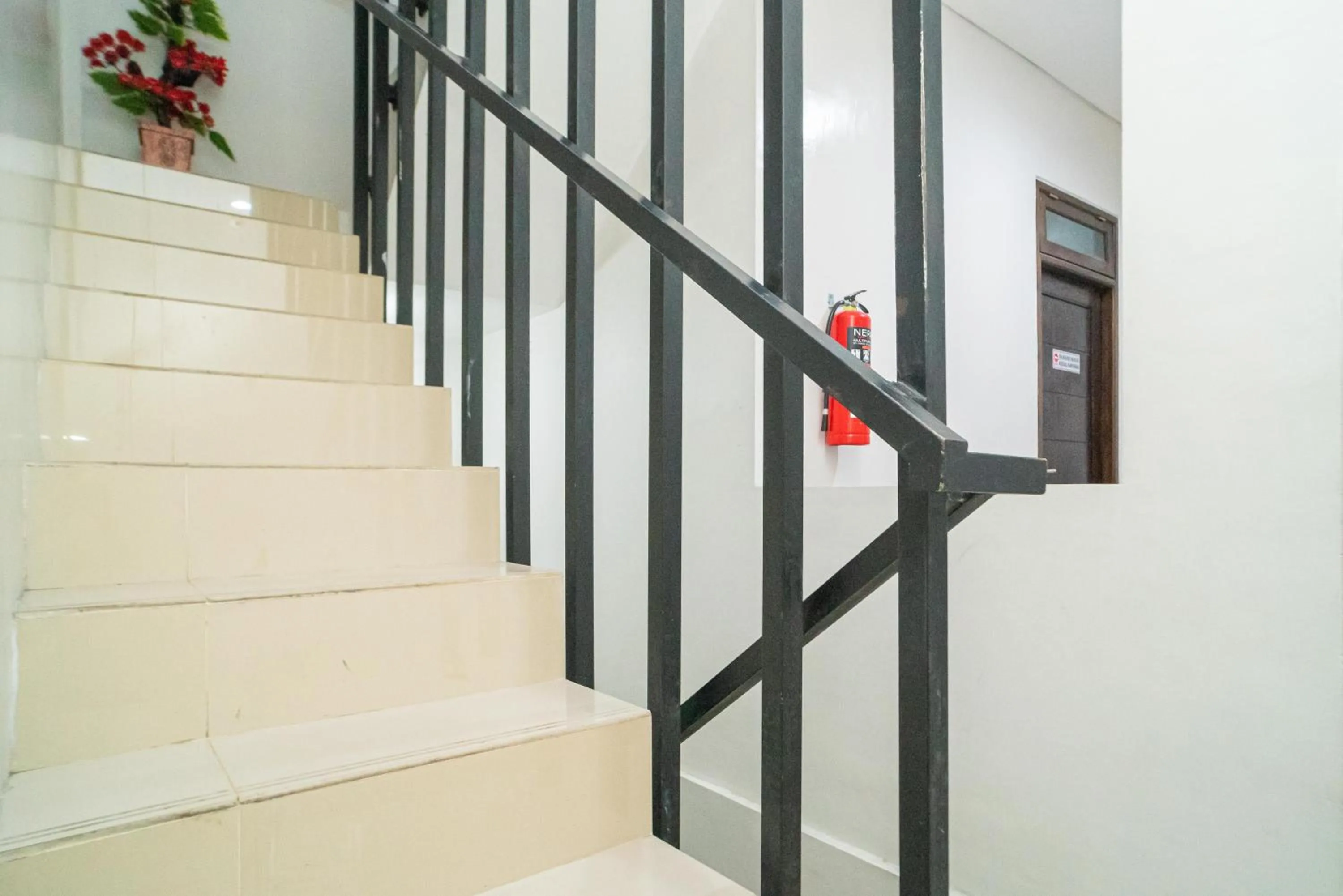 RedDoorz at MERR Rungkut Jl Gunung Anyar