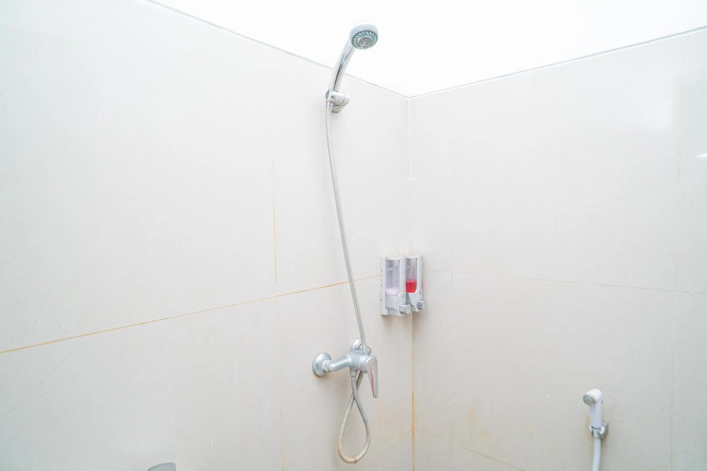 RedDoorz at MERR Rungkut Jl Gunung Anyar