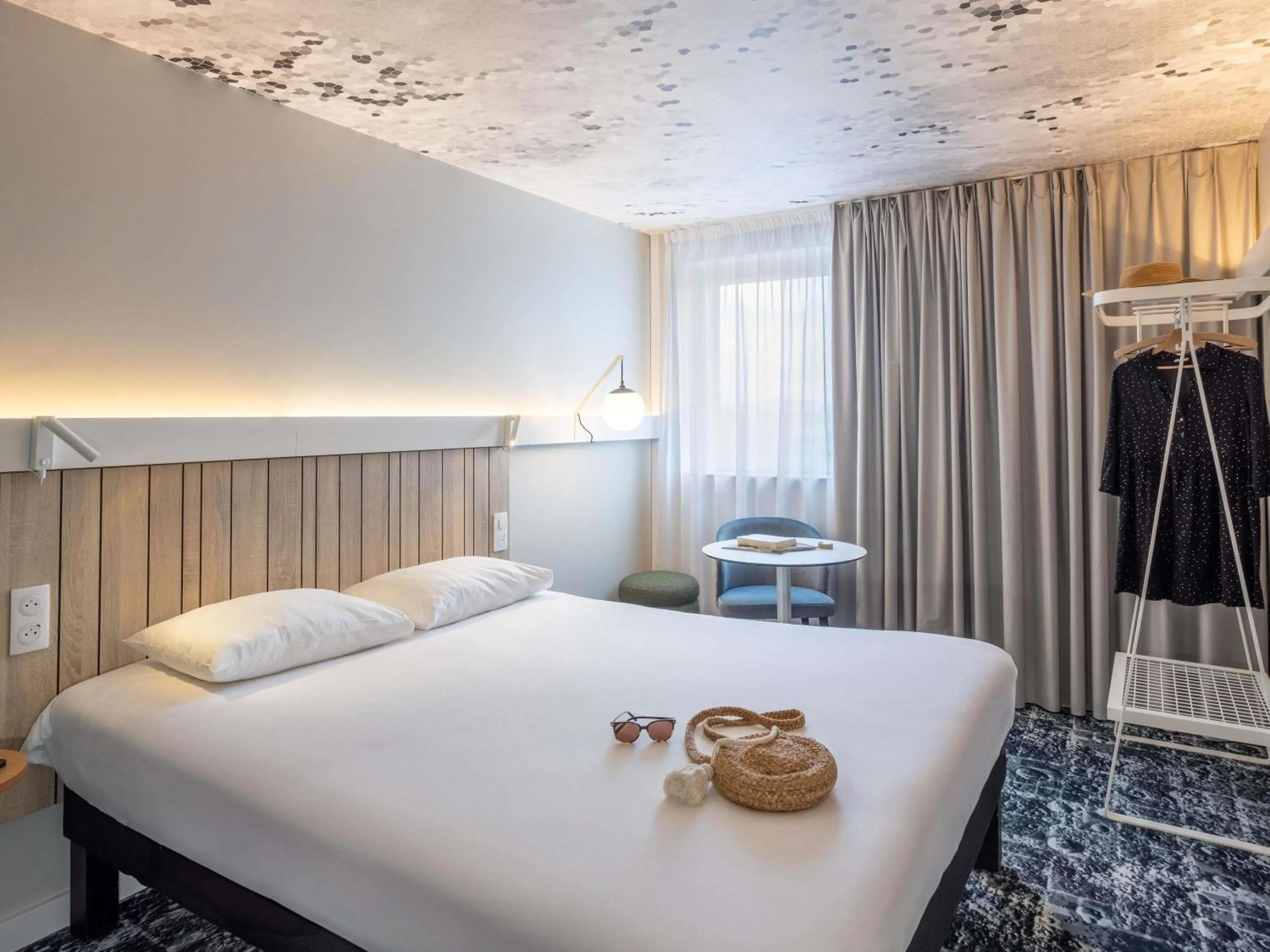 Property building, Bed in ibis Clermont Ferrand Montferrand