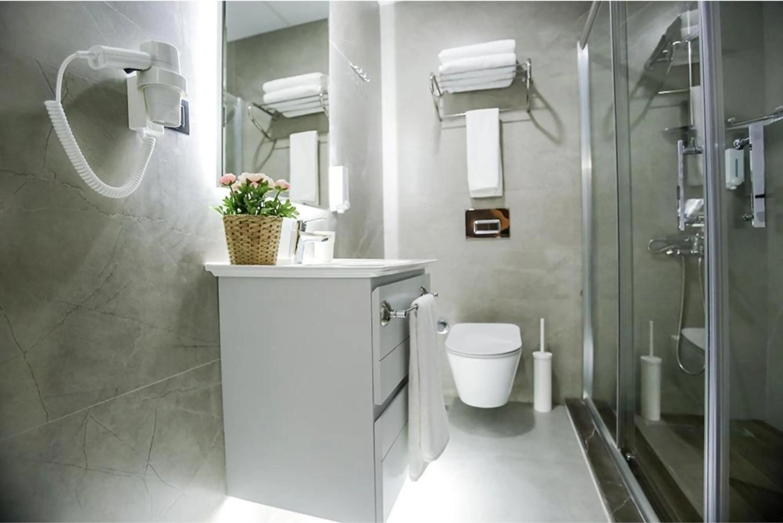 Shower in Stile Suite Family Hotel