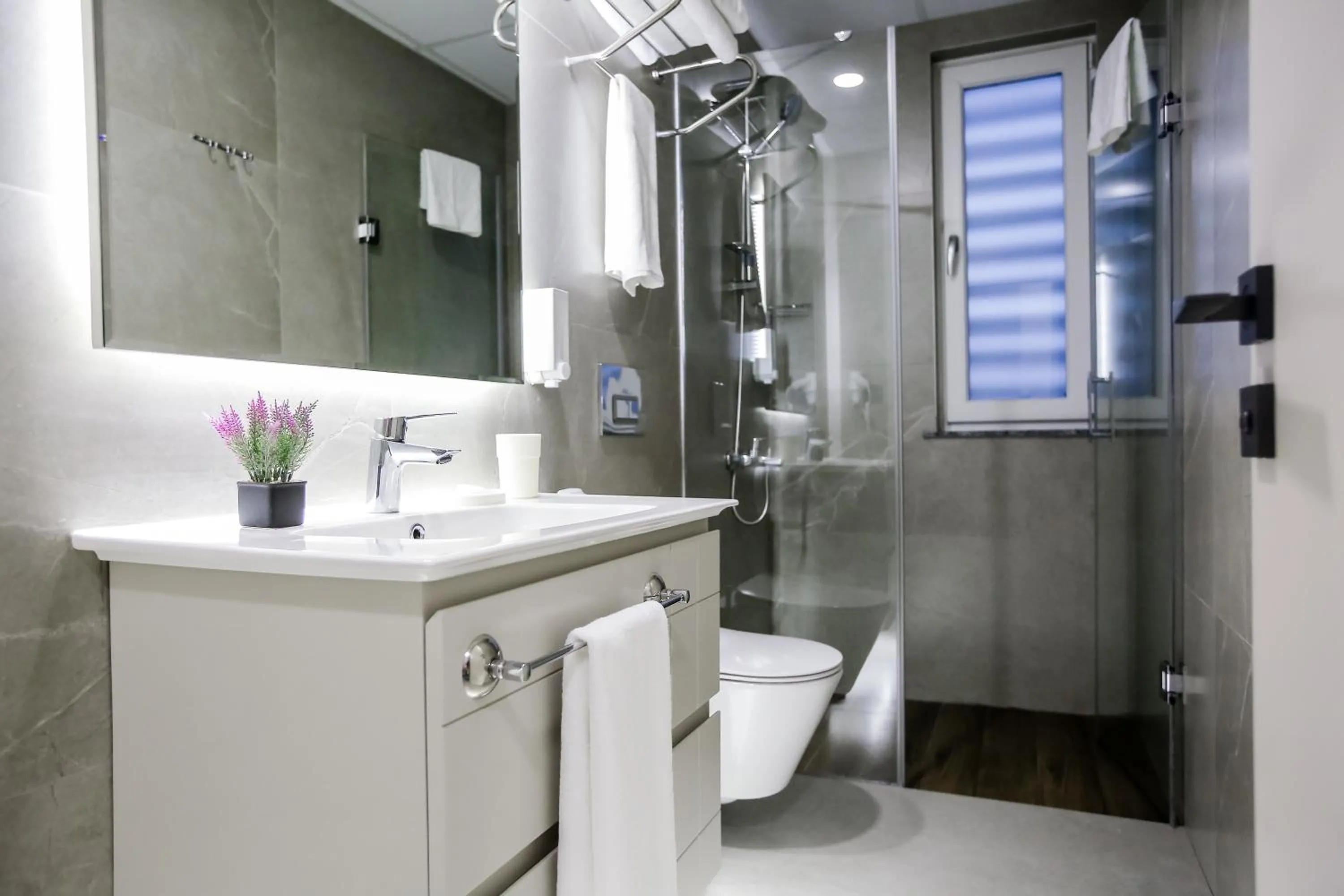 Bathroom in Stile Suite Family Hotel