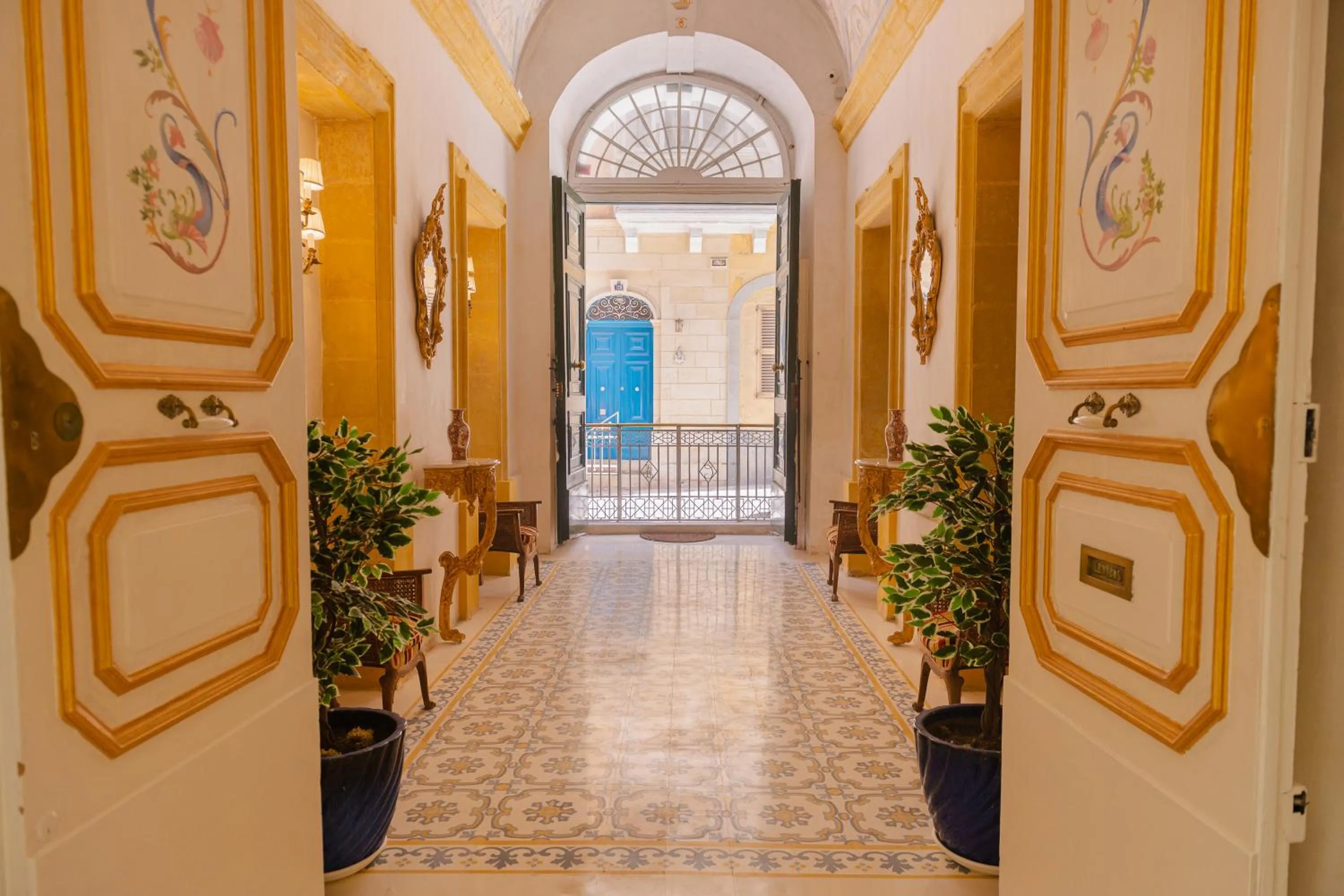 Inner courtyard view in Casa Rocca Piccola B&B