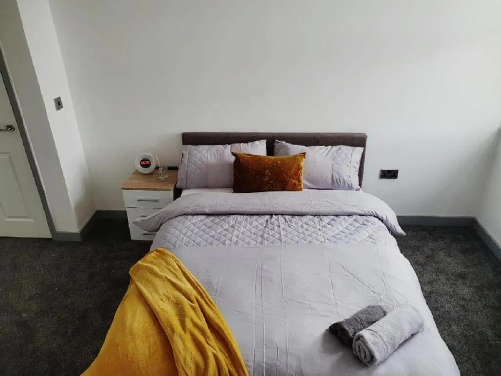 Bed in Cosy Executive City Apartment