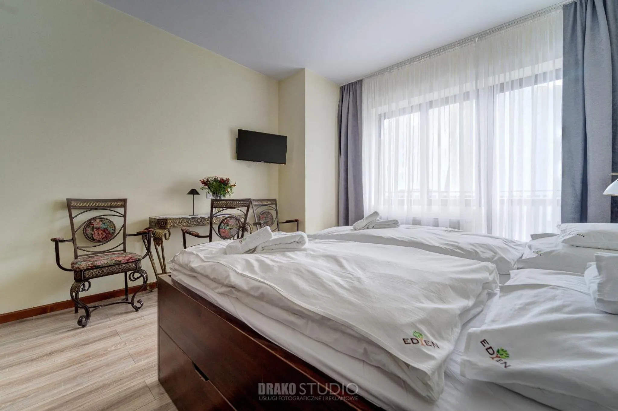 Communal lounge/ TV room, Bed in Pensjonat EDEN Maniowy
