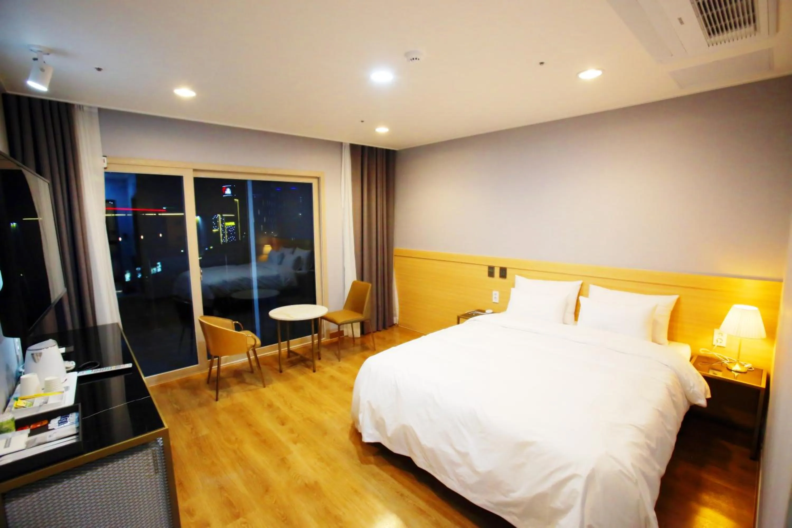 Bed in Hotel Haemaru