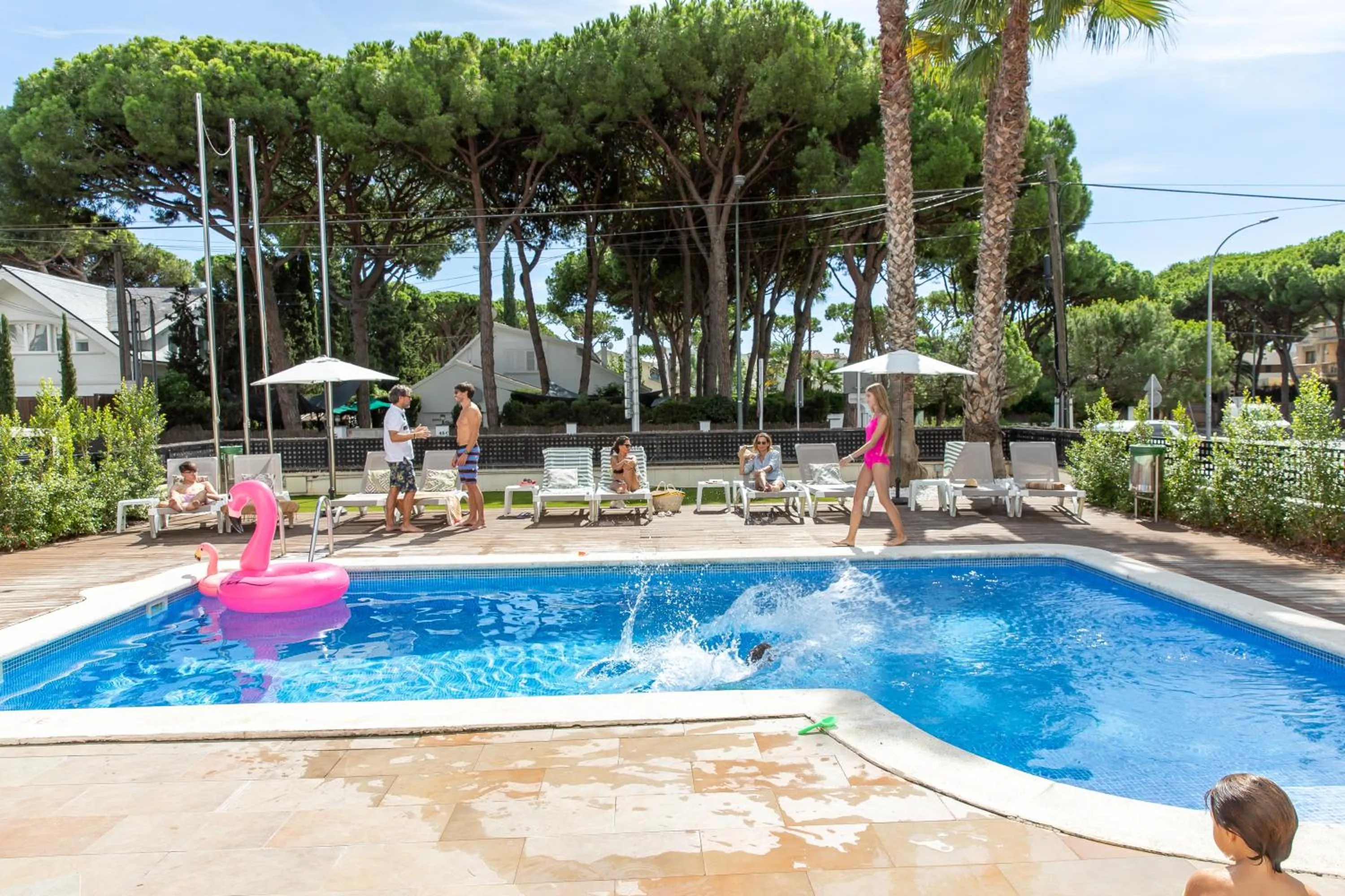 Swimming pool in Aparthotel Las Palmeras Castelldefels
