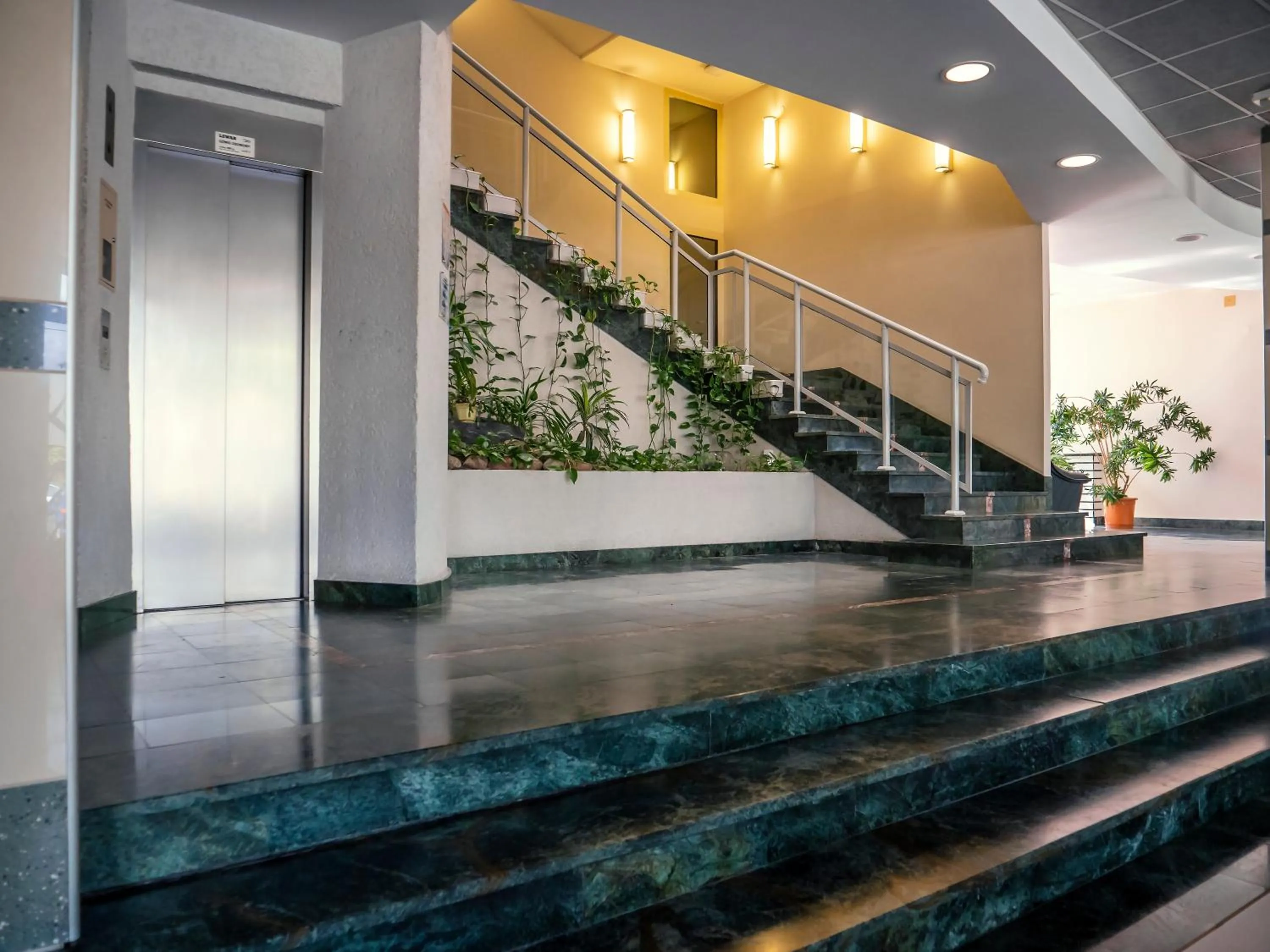 Lobby or reception in CKS Warszawa (Centrum Konferencyjno-Szkoleniowe CS Natura Tour)