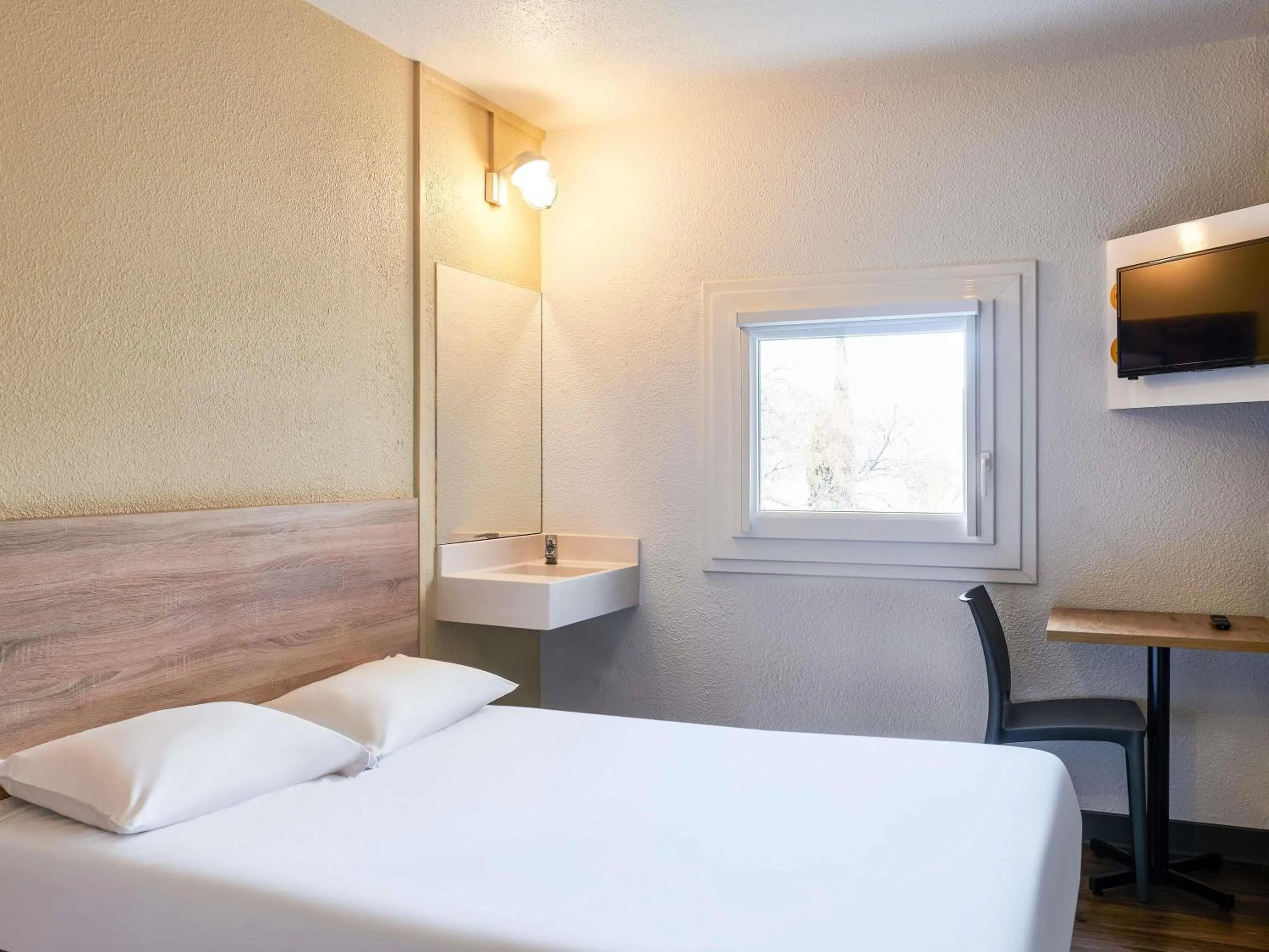 Bedroom, Bed in hotelF1 Genève Saint Julien en Genevois