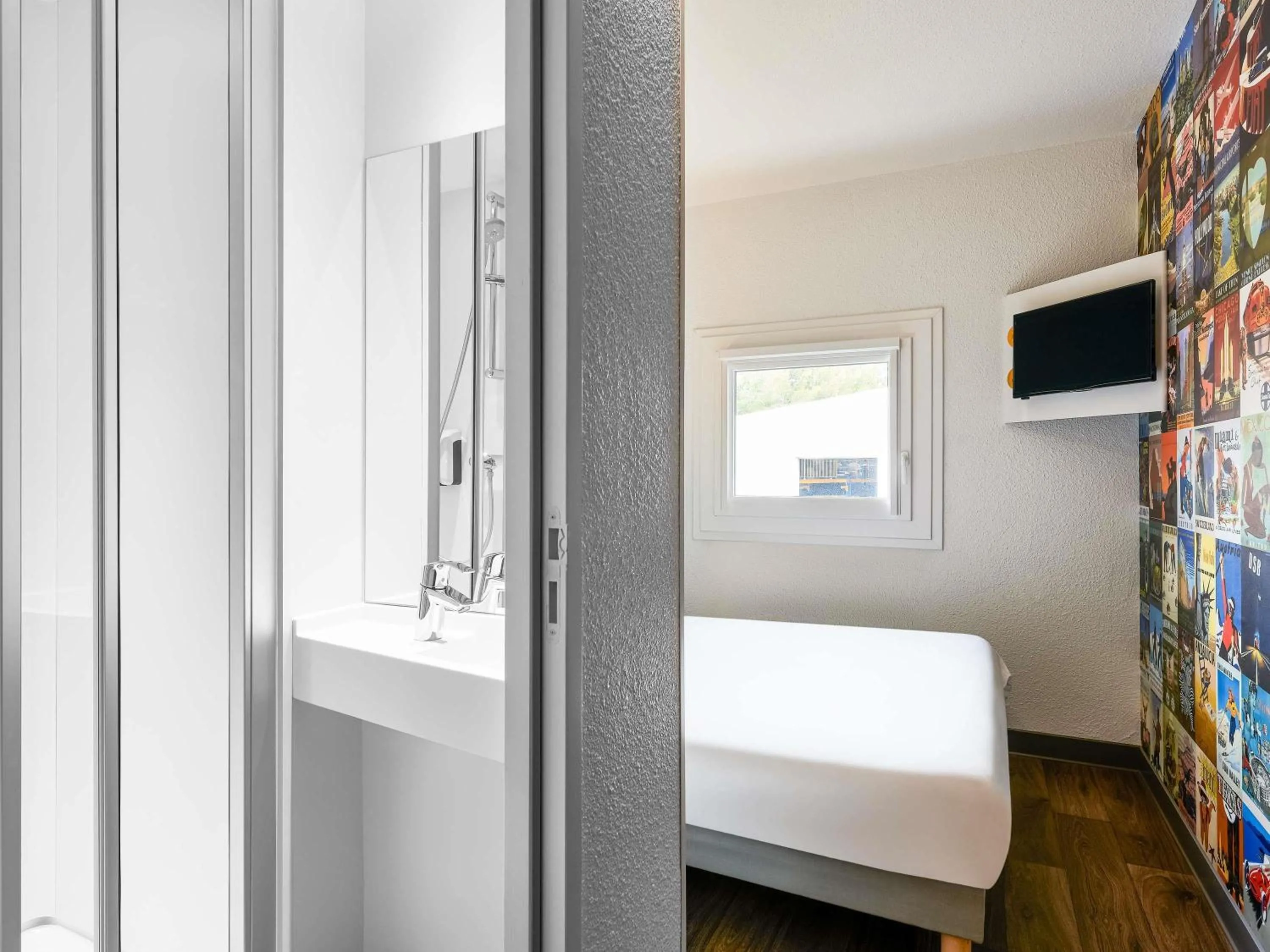 Bedroom, Bed in hotelF1 Genève Saint Julien en Genevois