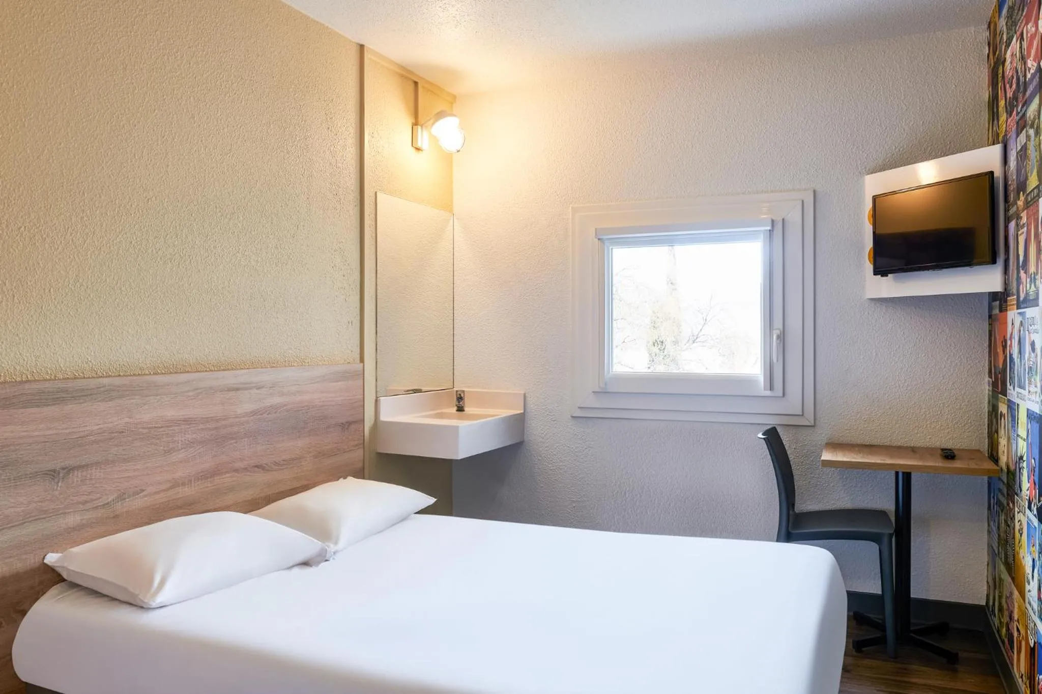 Photo of the whole room, Bed in hotelF1 Genève Saint Julien en Genevois