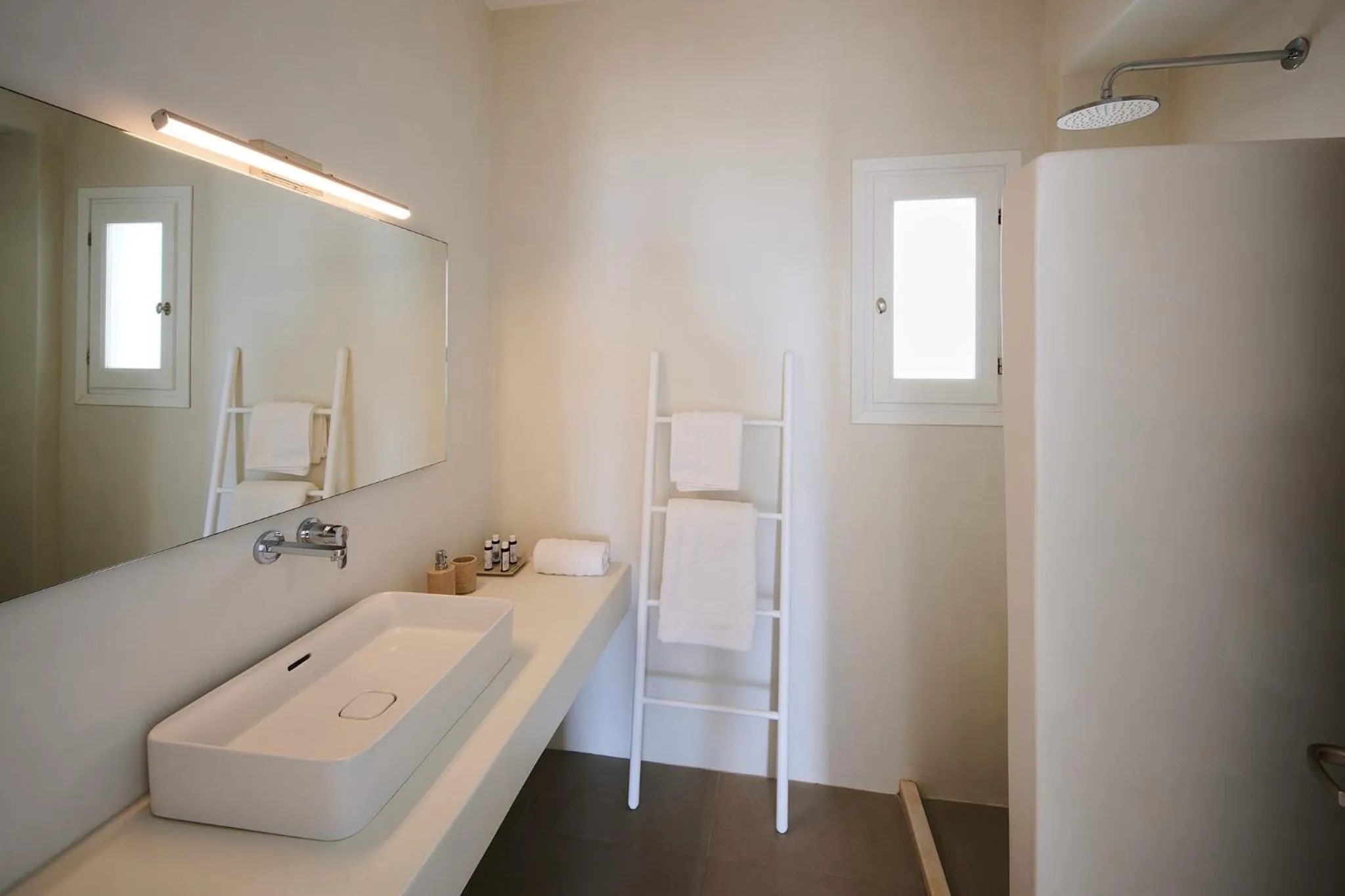 Bathroom in Kymo Luxury Suites Paros