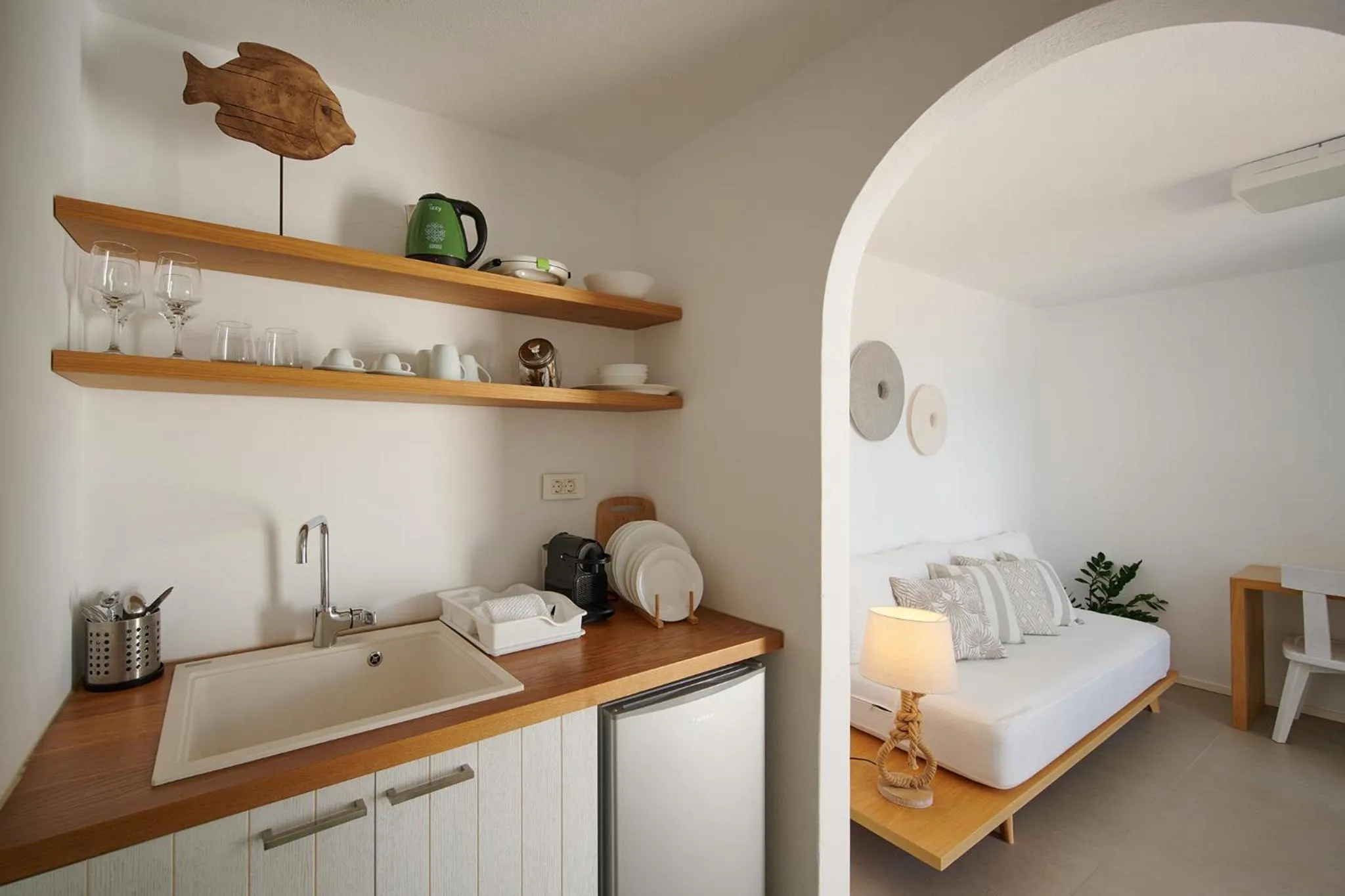 kitchen, Bed in Kymo Luxury Suites Paros