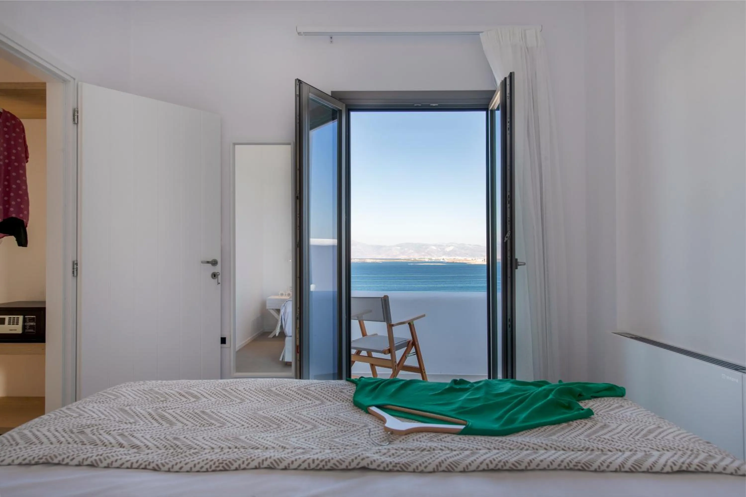 Photo of the whole room, Bed in Kymo Luxury Suites Paros