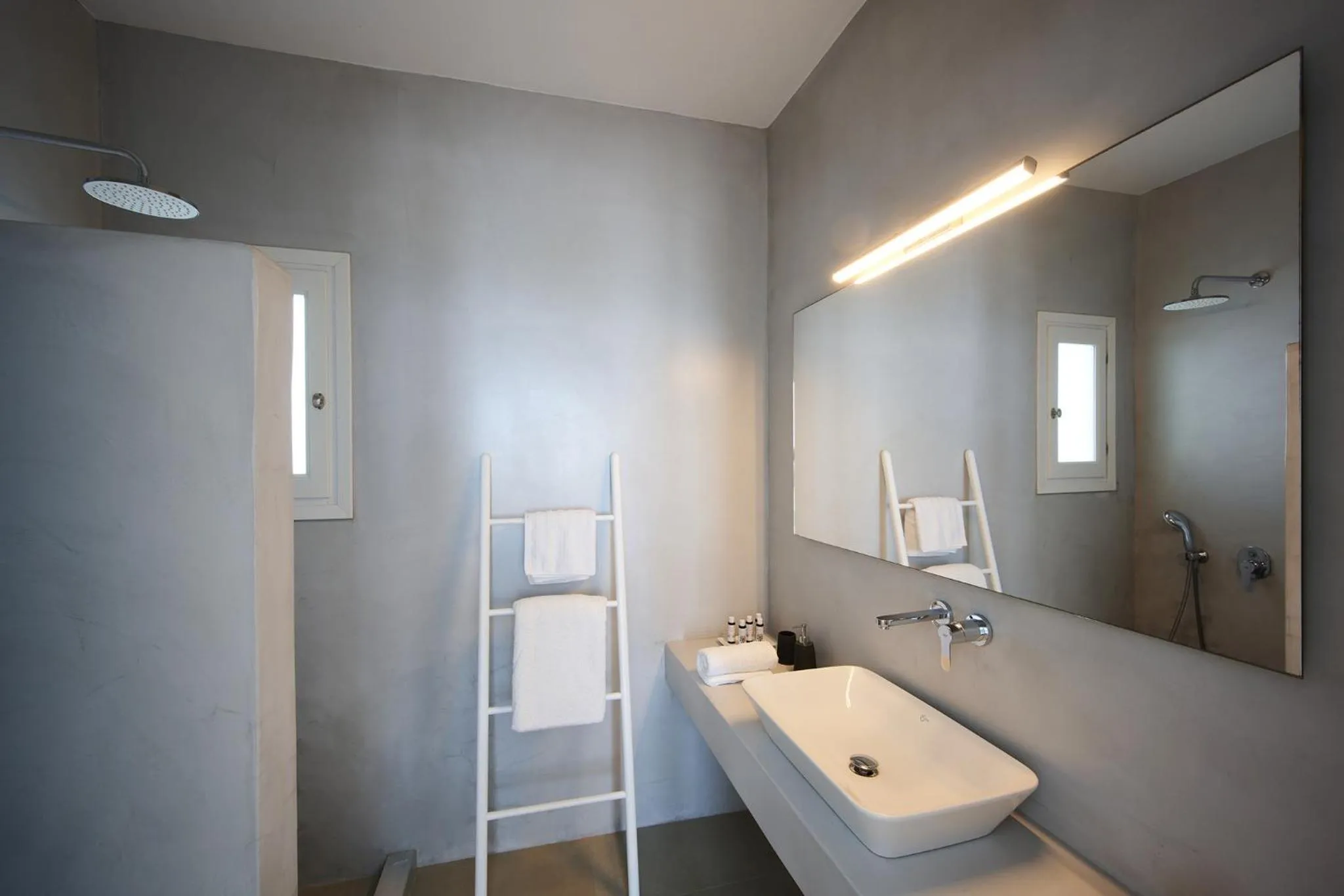 Bathroom in Kymo Luxury Suites Paros
