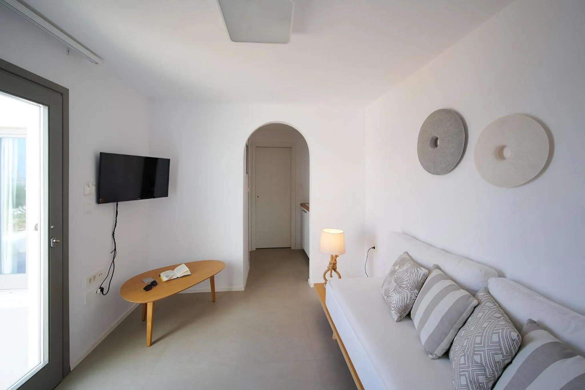 Communal lounge/ TV room in Kymo Luxury Suites Paros