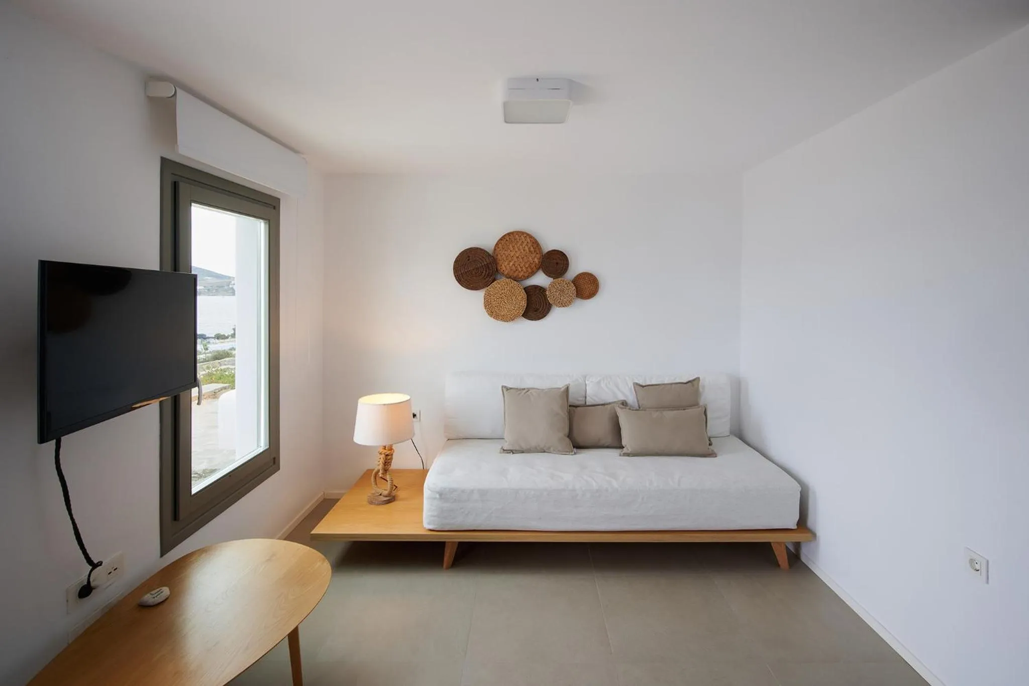 Living room, Bed in Kymo Luxury Suites Paros