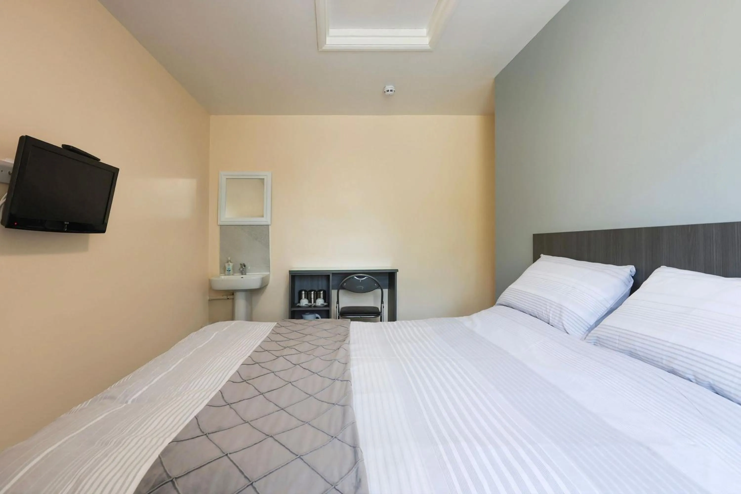 Bedroom, Bed in OYO Honeycroft Lodge