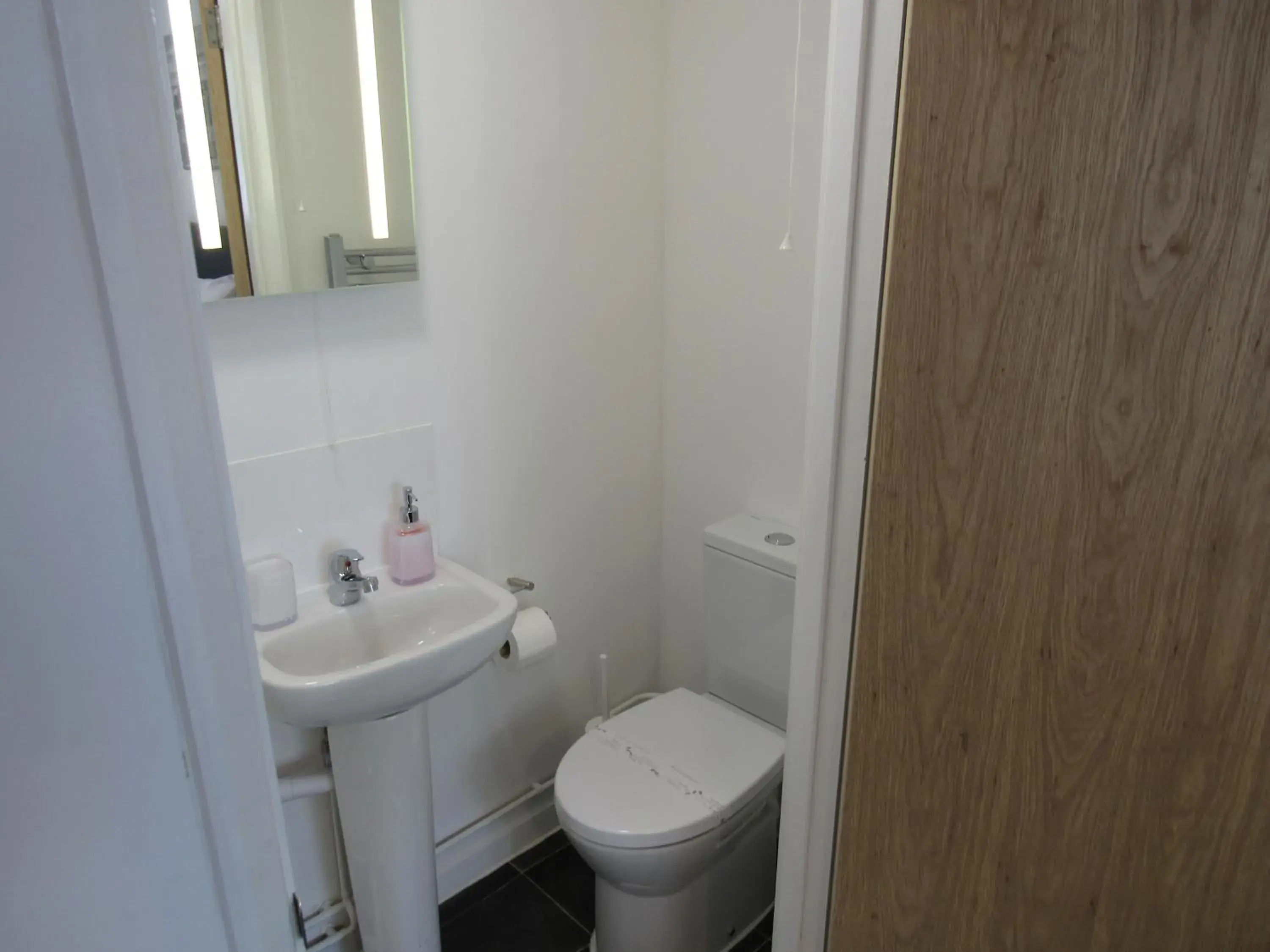 En-Suite Large Double Room in The Cambridge Suites - Tas Accommodations En-Suite Large Double Room in The Cambridge Suites - Tas Accommodations