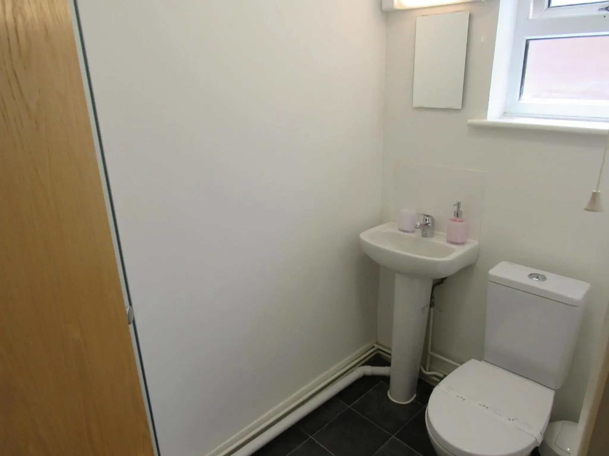 Economy Single Room with Private Shower in The Cambridge Suites - Tas Accommodations Economy Single Room with Private Shower in The Cambridge Suites - Tas Accommodations