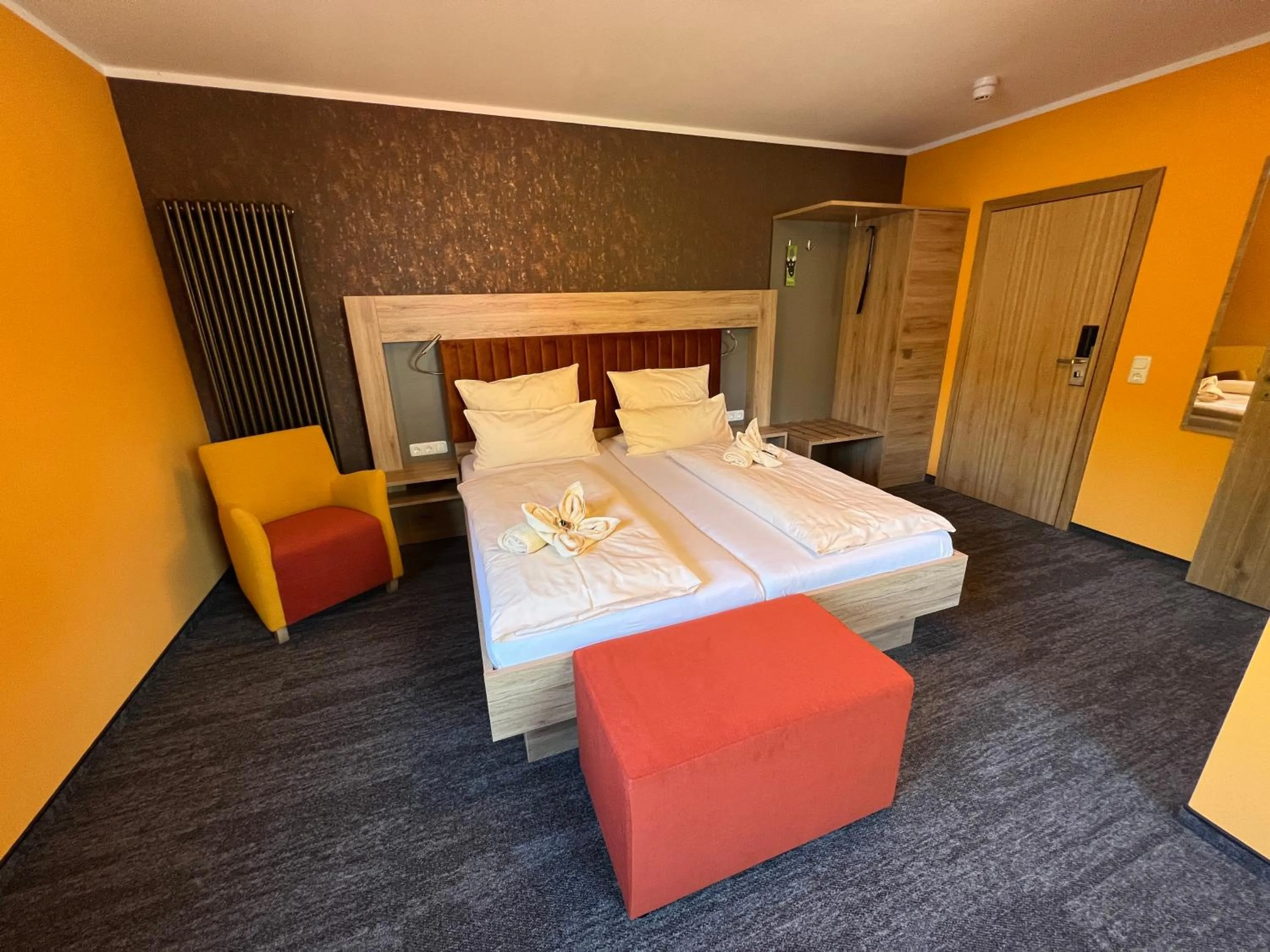 Photo of the whole room, Bed in Heidekönig Hotel Celle