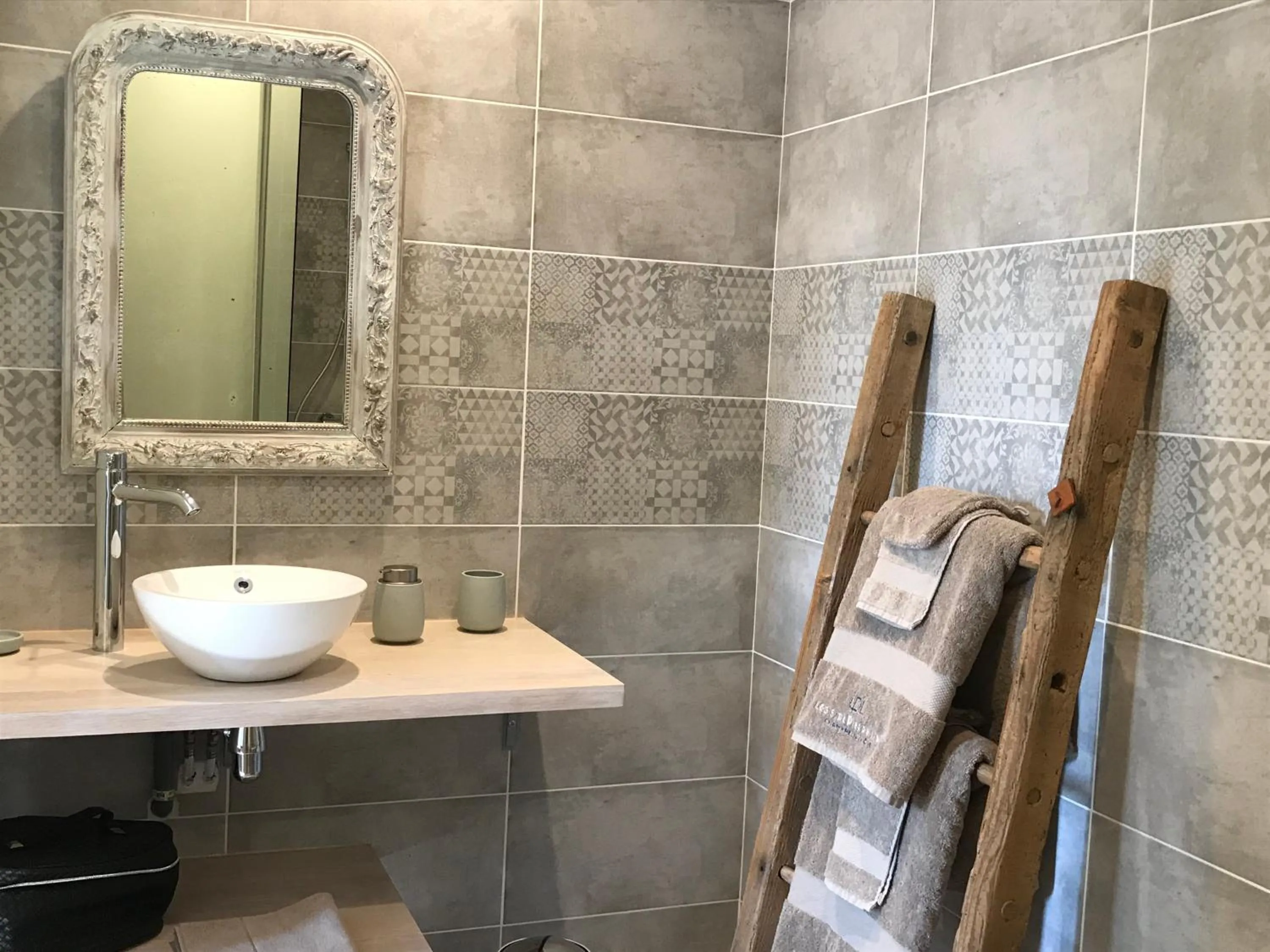 Bathroom in Logis de Pierre Levée