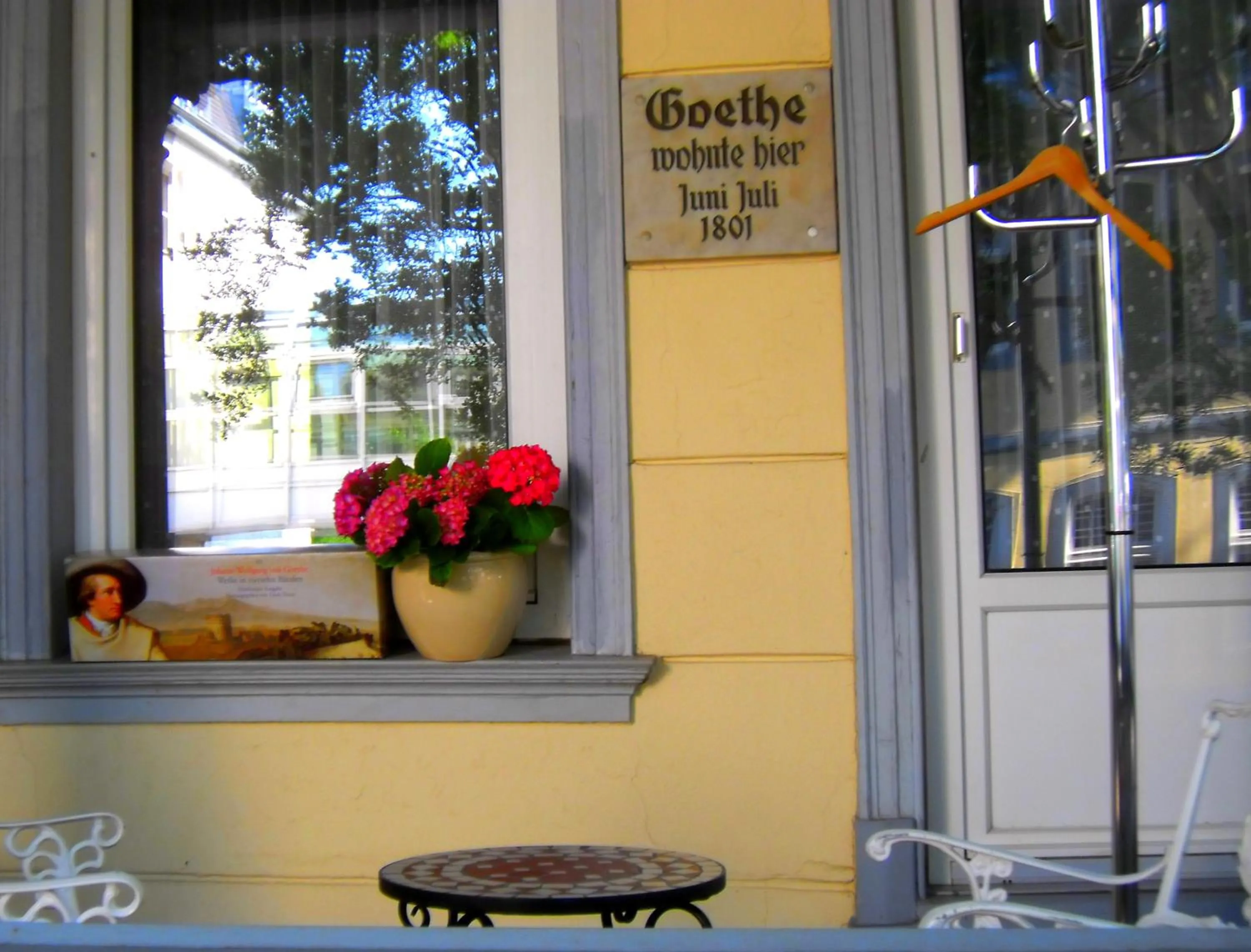 Facade/entrance in Goethe Hotel