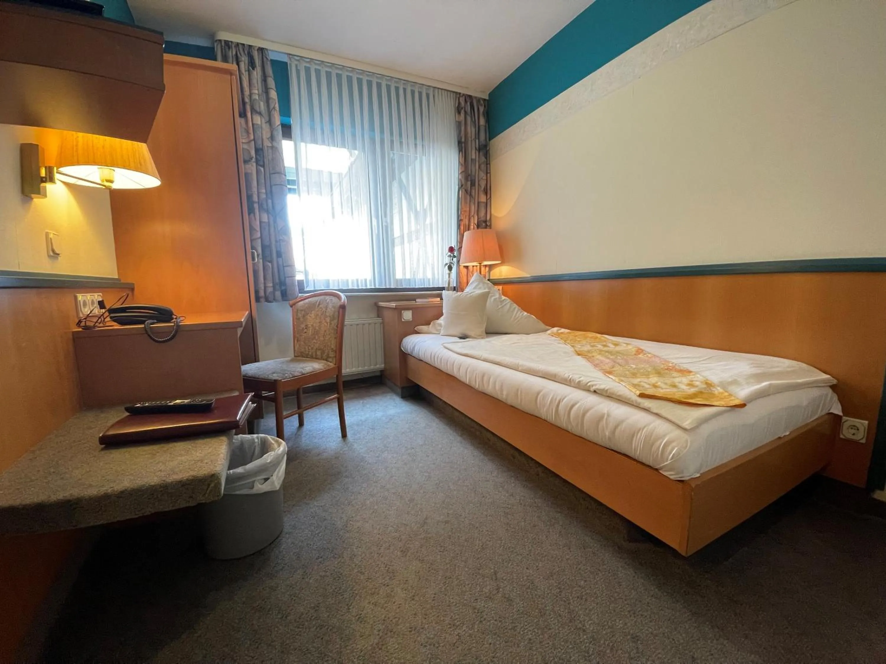 Photo of the whole room, Bed in Hotel Bebra's Hessischer Hof
