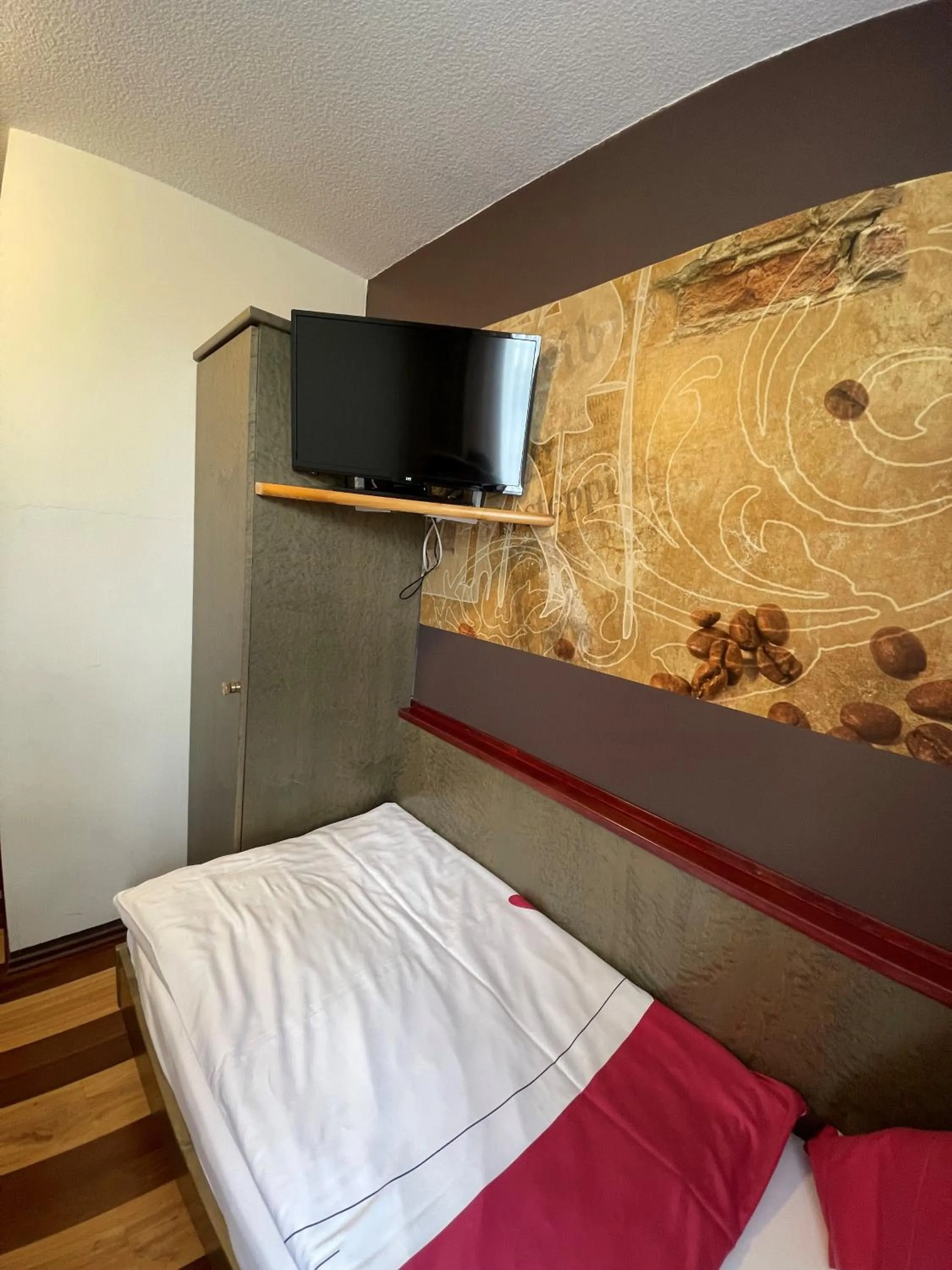 Photo of the whole room, Bed in Hotel Bebra's Hessischer Hof