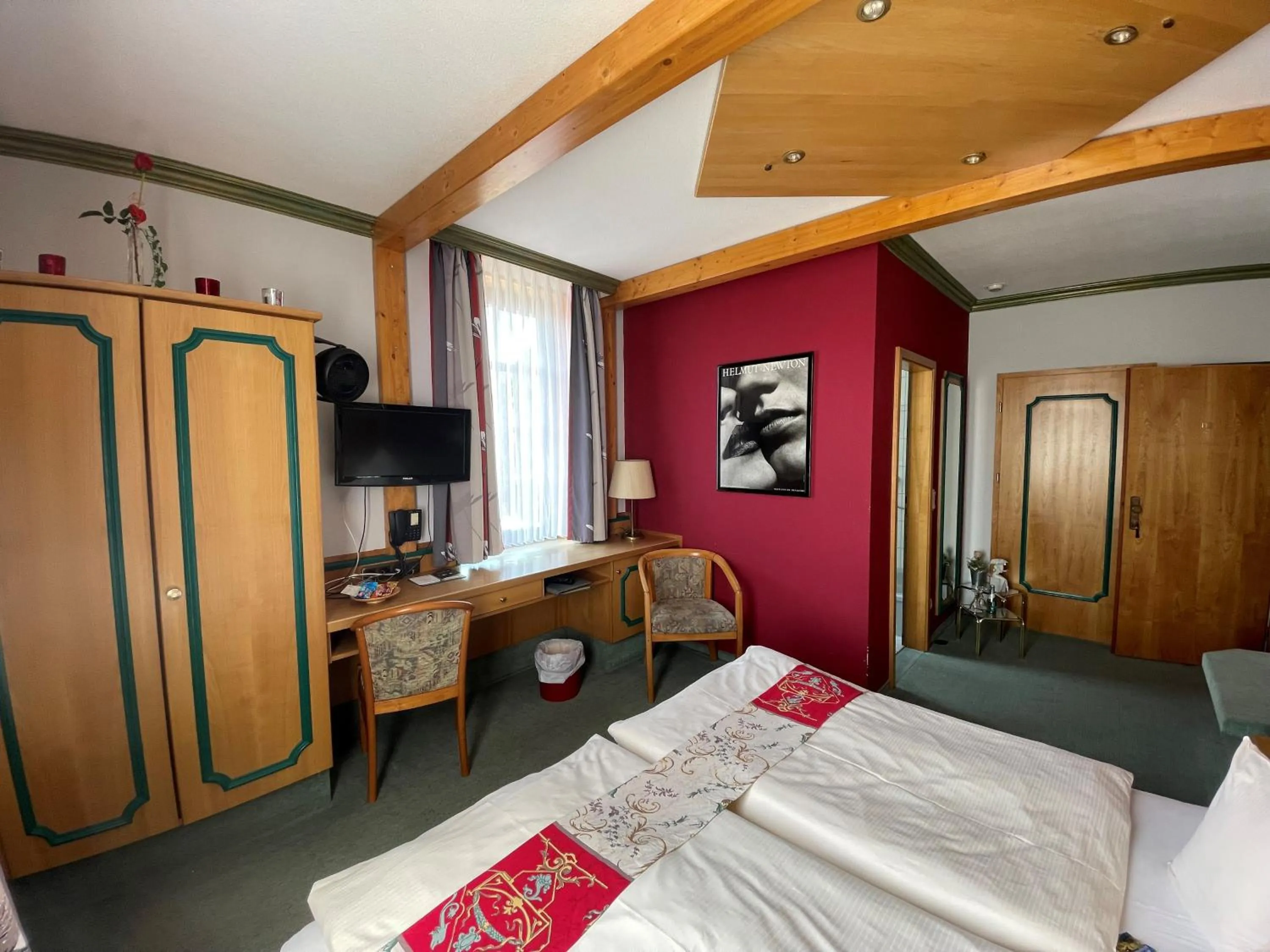 Photo of the whole room, Bed in Hotel Bebra's Hessischer Hof