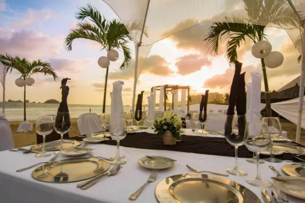 VILLA PARA 8p 6A 2M dentro del HOTEL a un costado del Krystal IXTAPA cuenta con playa y WIFI