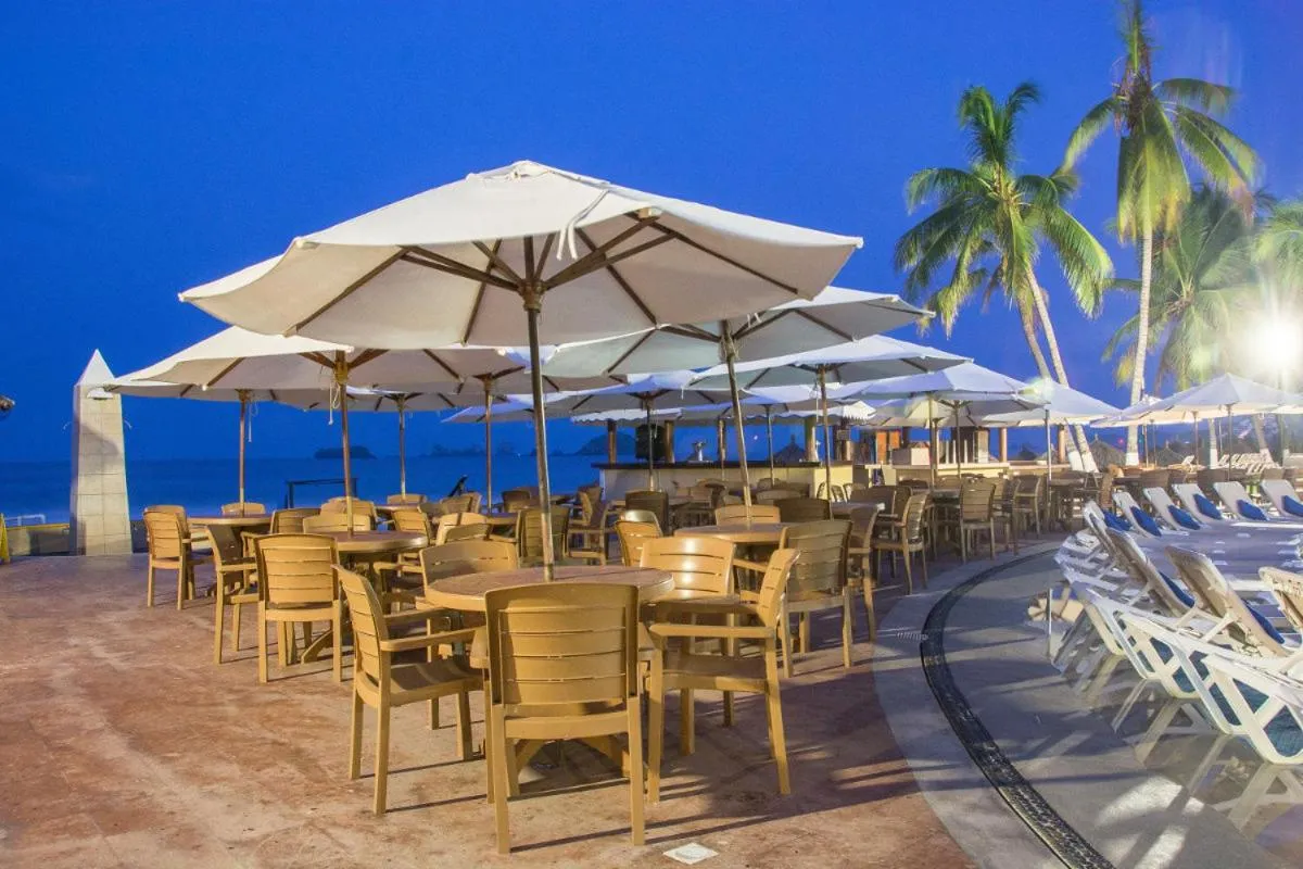 VILLA PARA 8p 6A 2M dentro del HOTEL a un costado del Krystal IXTAPA cuenta con playa y WIFI