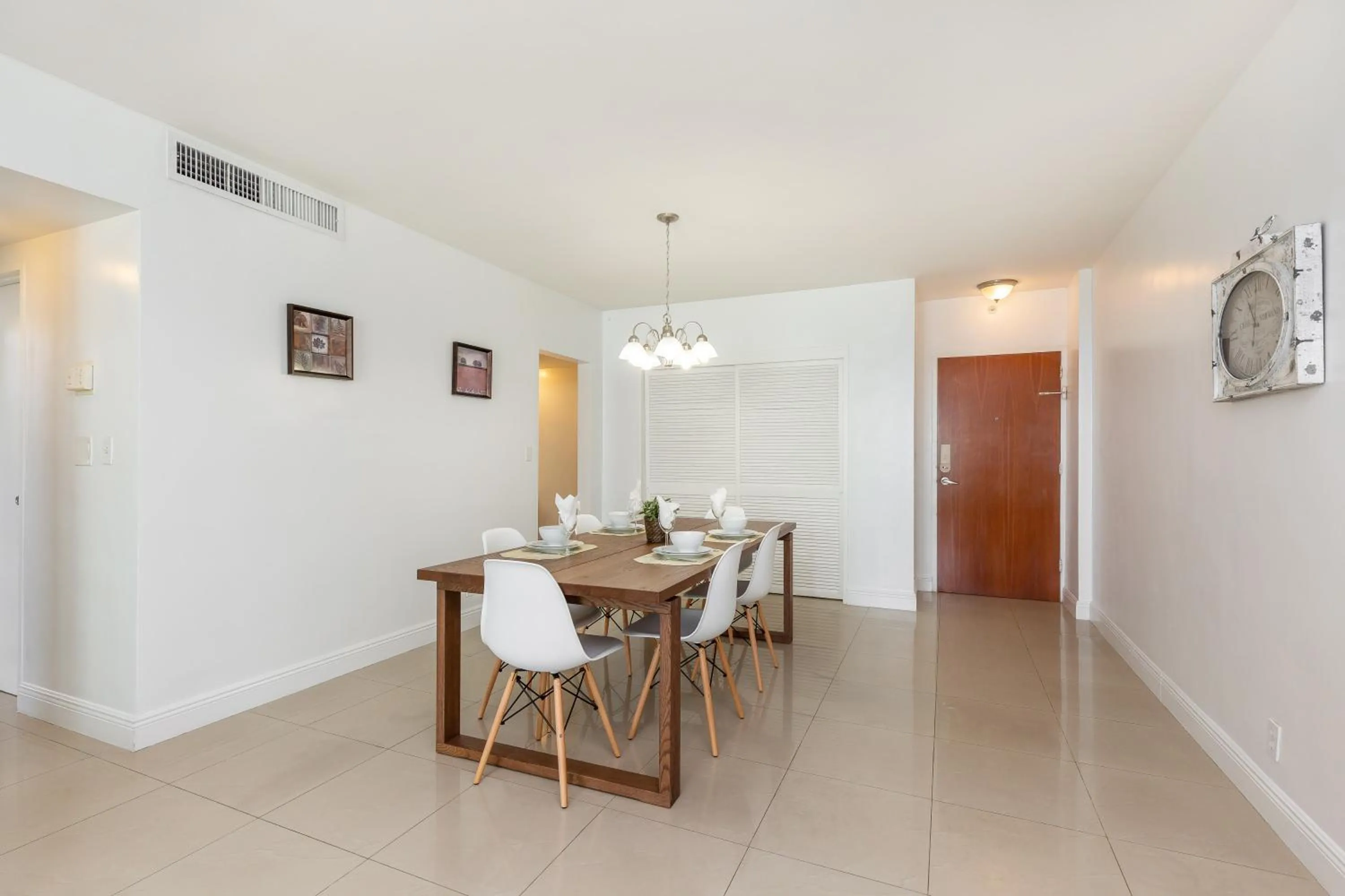 Dining area in The Tides Ocean Luxury Suites
